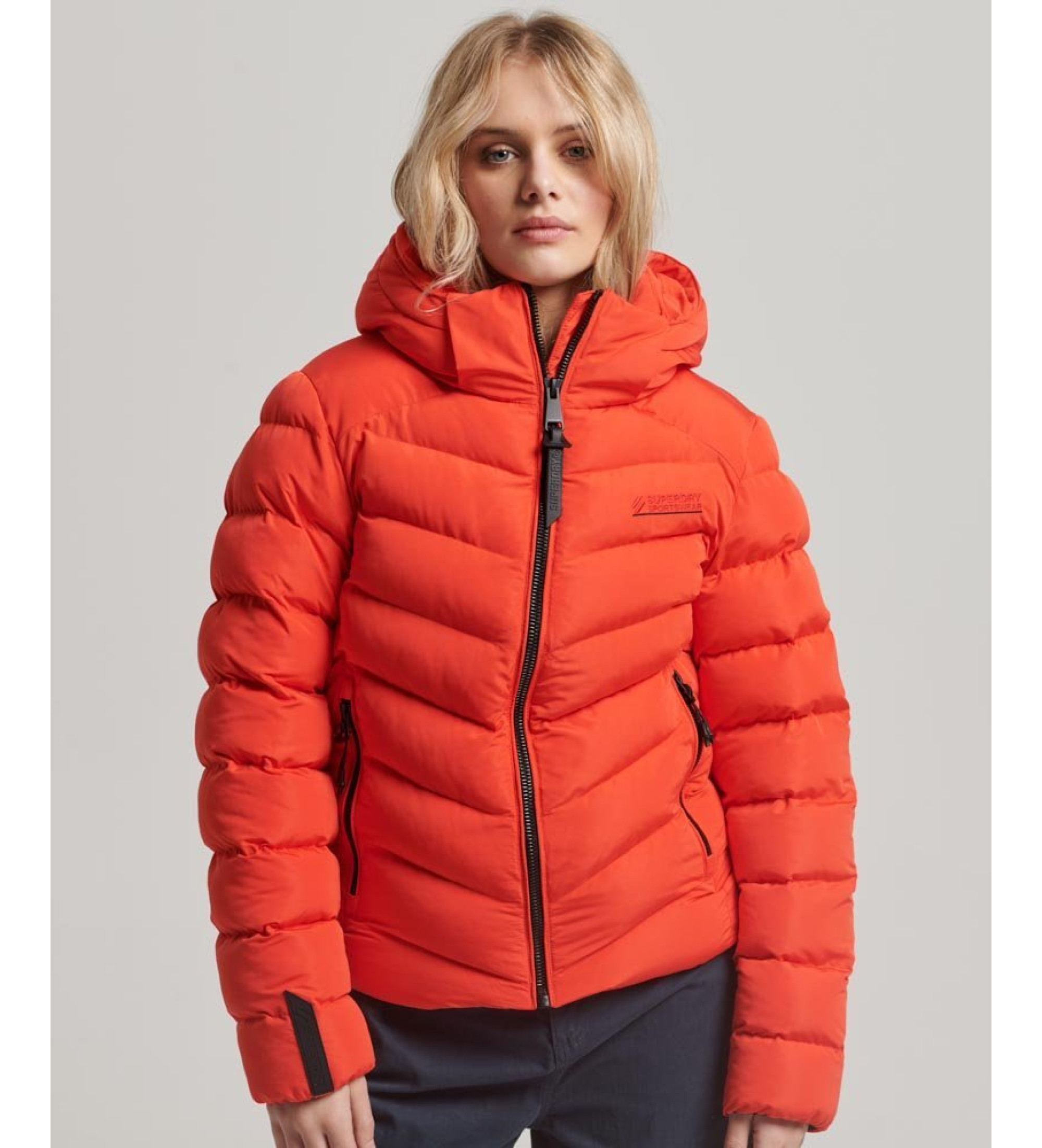 Superdry für Damen. W5011594A Steppjacke aus Mikrofaser mit Kapuze rot (S), Lässig, Recyceltes Polyester, Nachhaltig