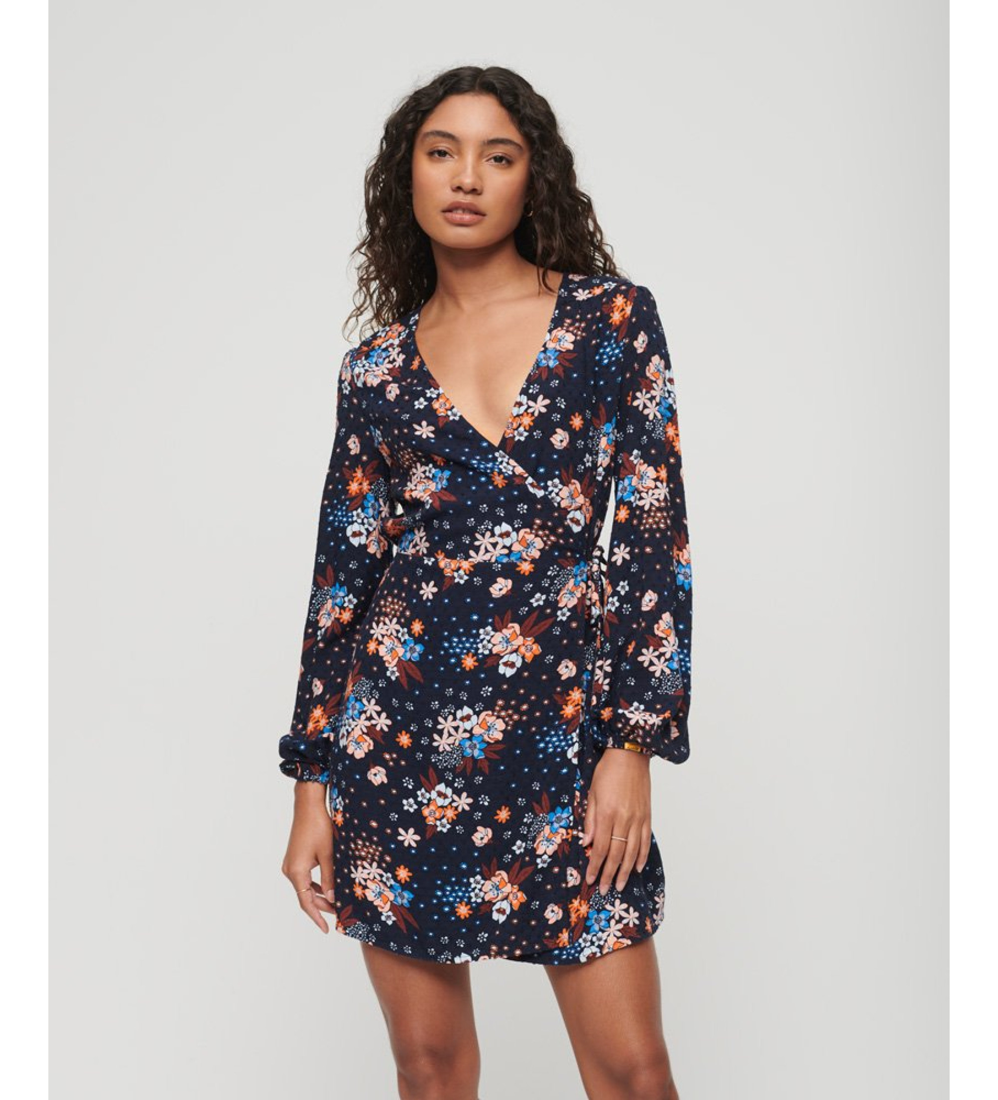 Superdry für Damen. W8011530A Marinefarbenes Crossover-Minikleid mit Druck (M), Lässig, Viskose, Langarm