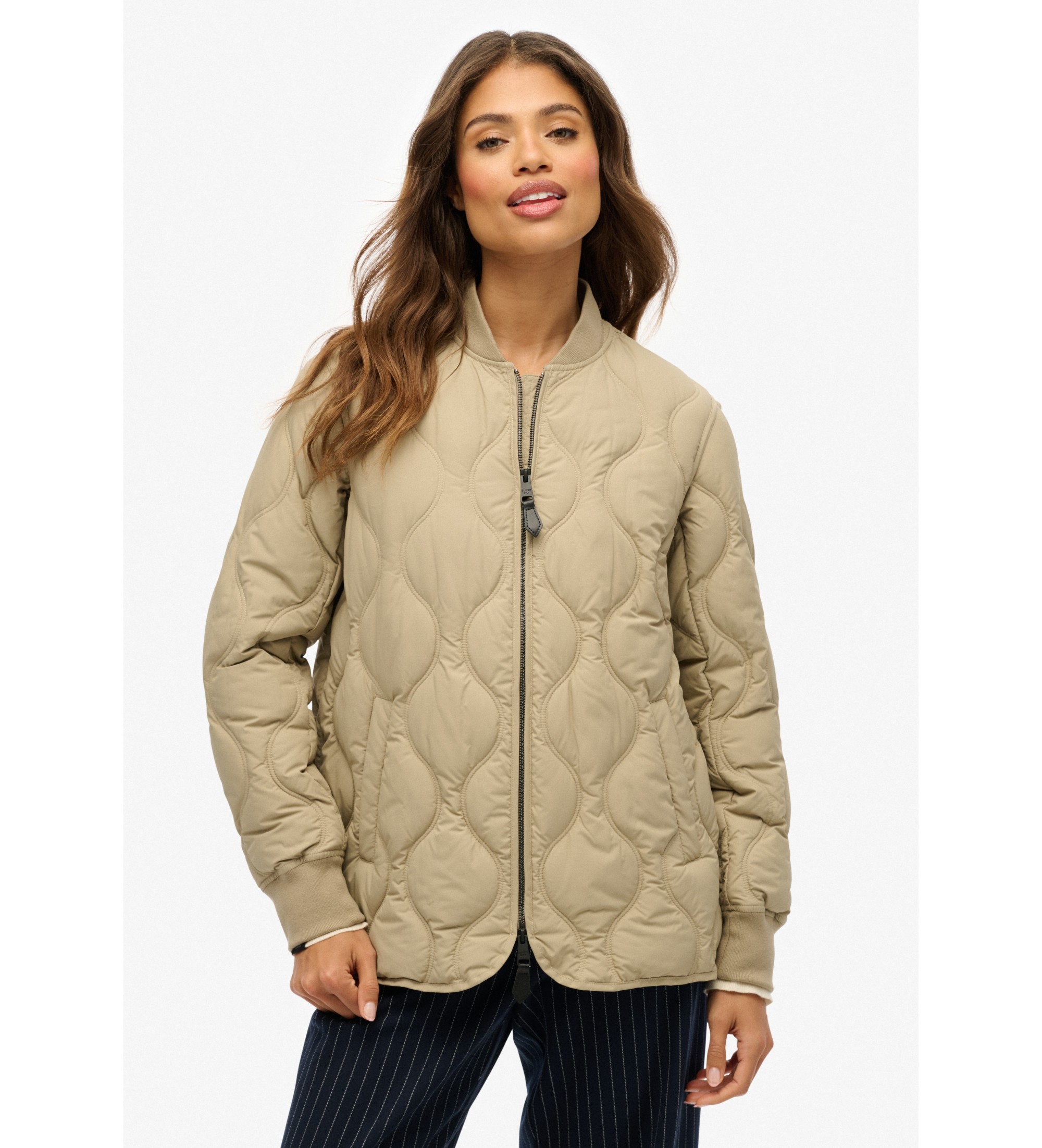 Superdryvoor vrouwen. W5011931A Korte gewatteerde voeringjas beige (L), Casual, Polyester