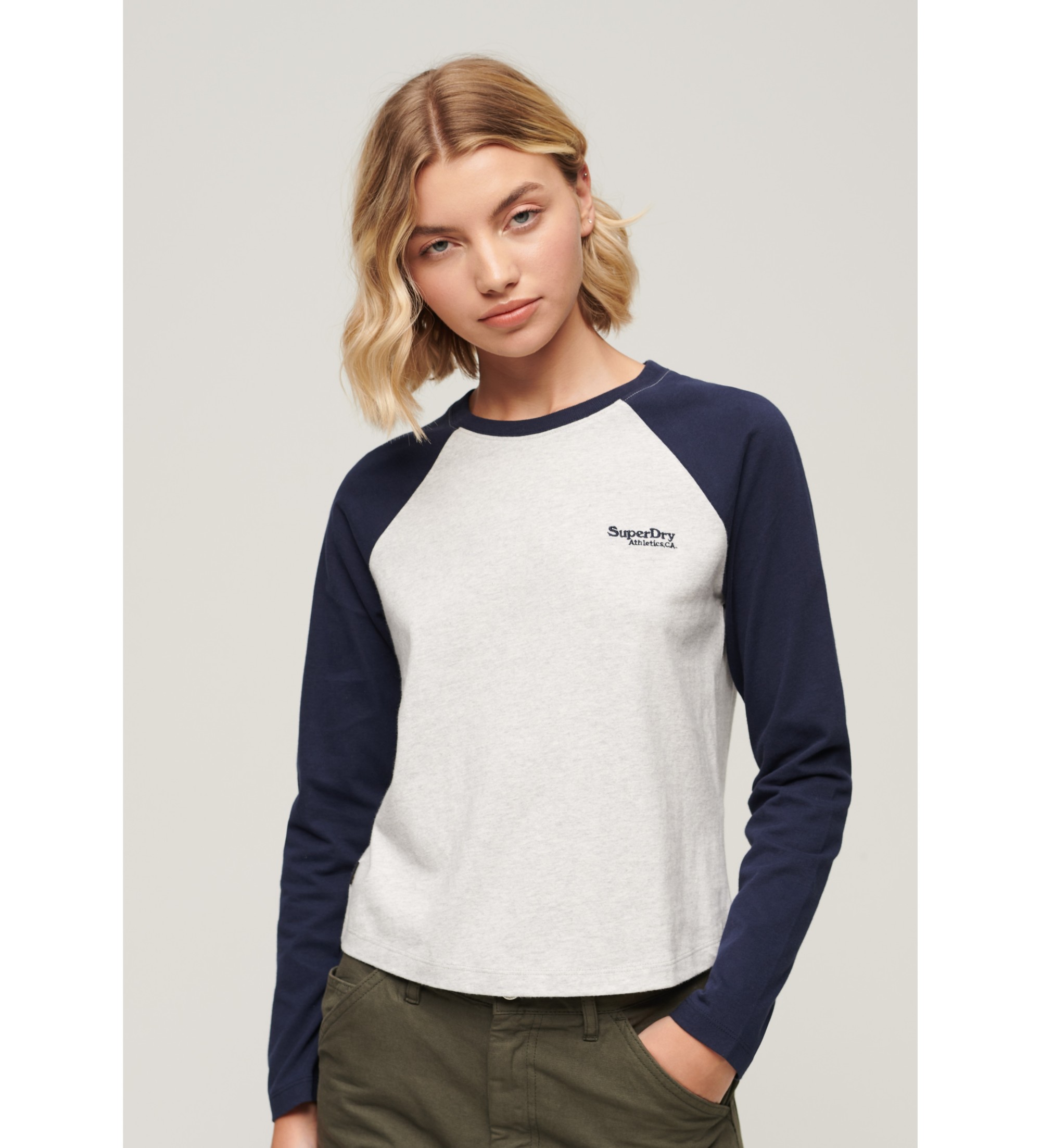 Superdry für Damen. W6011805A Graues Baseball-T-Shirt mit Essential-Logo (S), Lässig, Langarm, Bio-Baumwolle, Nachhaltig
