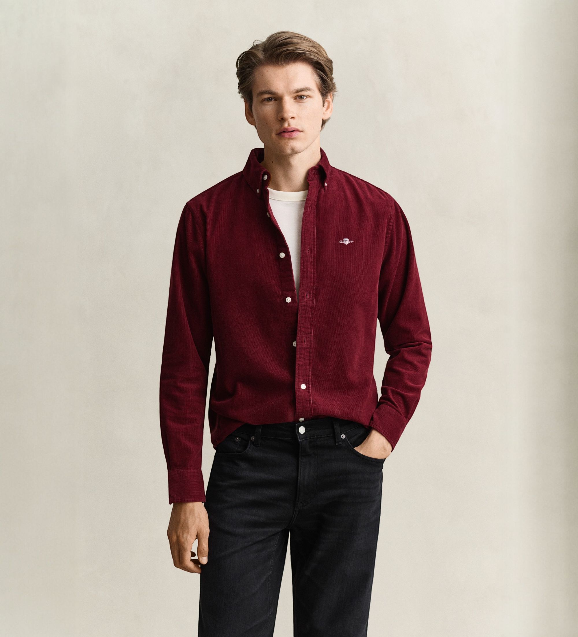Gantvoor mannen. 3250351 Bordeauxrode corduroy overhemd Archive Shield (L), Casual, Granaatappel, Katoen, Lange mouwen