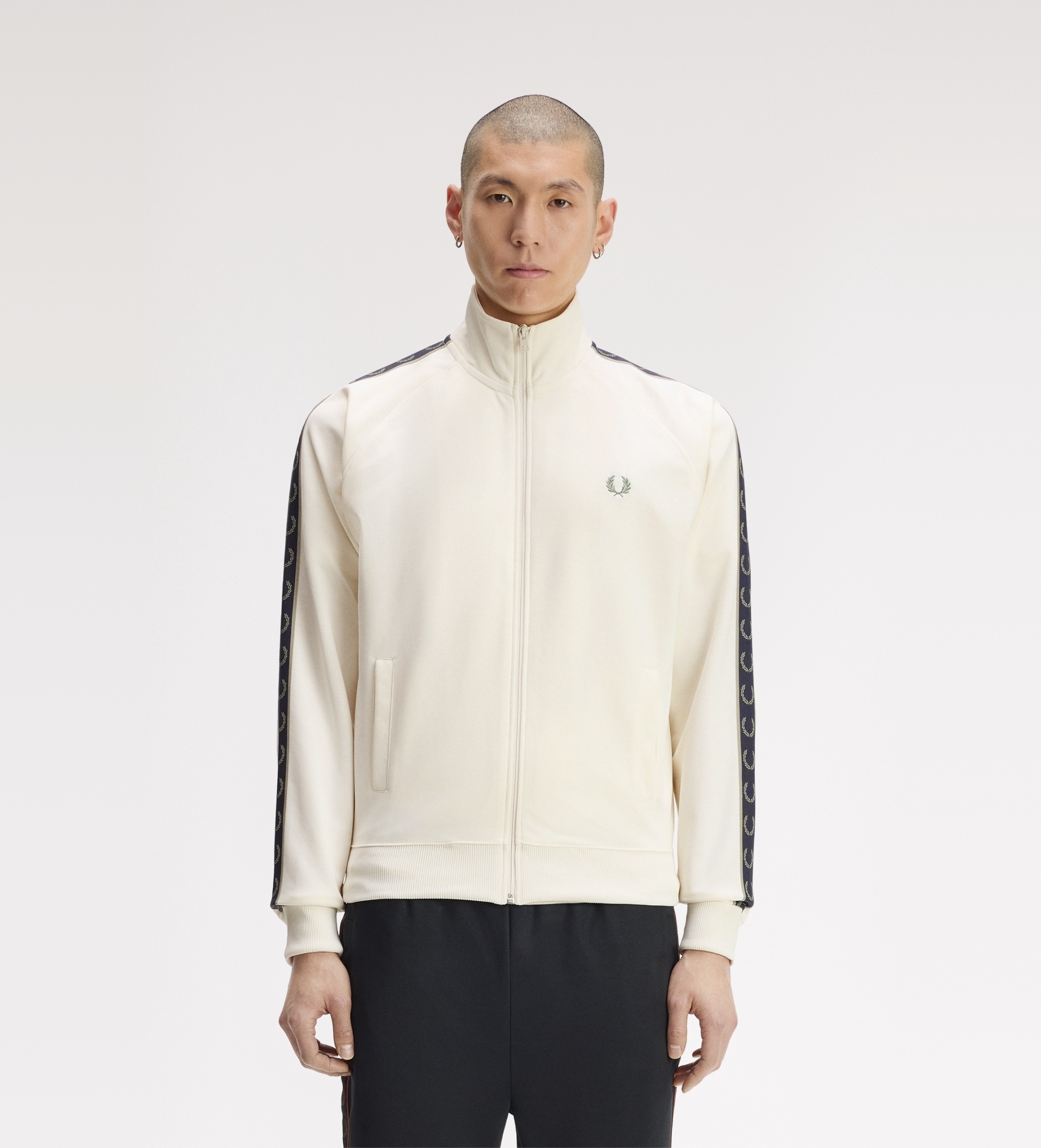 Fred Perry für Herren. J5557 Trainingsjacke mit kontrastierendem beigefarbenen Sportband (S), Lässig, Recyceltes Polyester, Nachhaltig