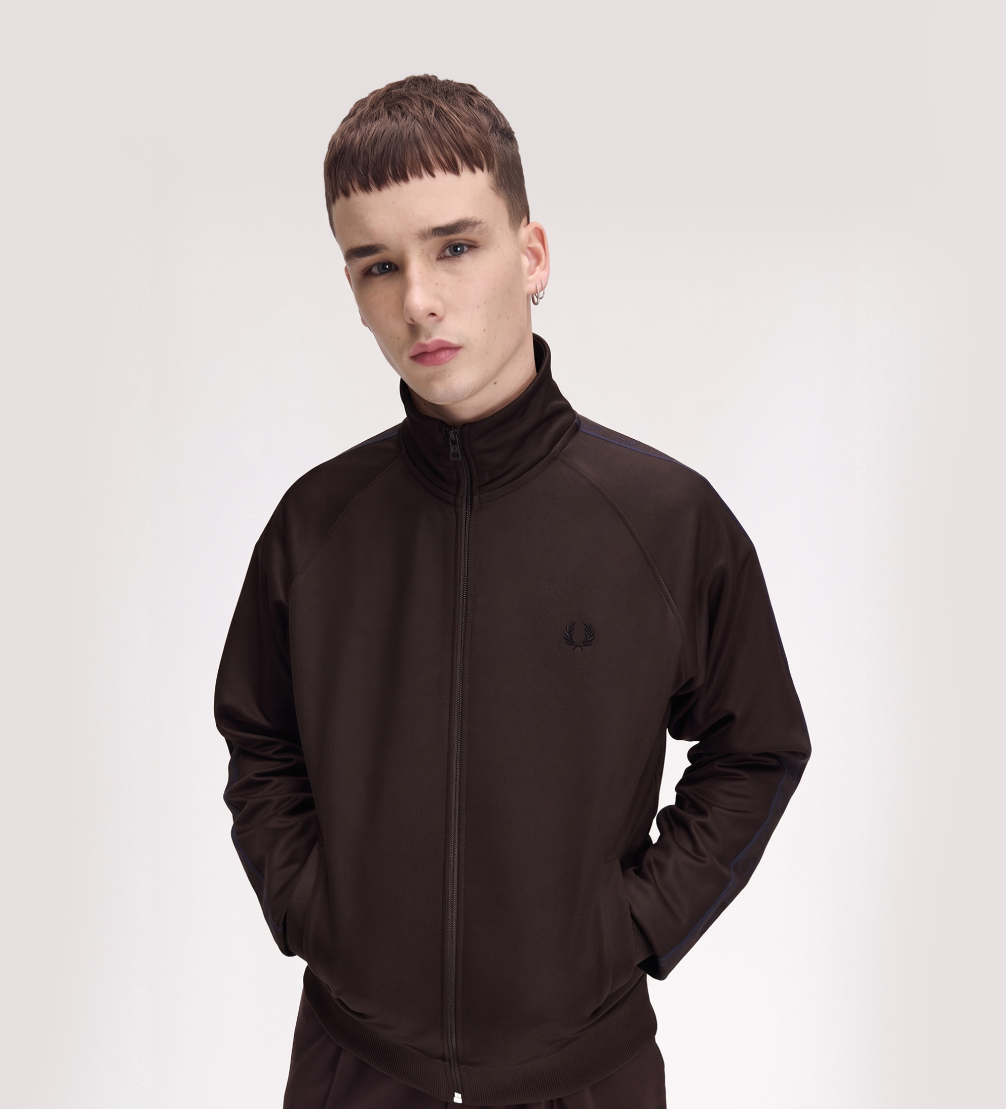 Fred Perryvoor mannen. J5557 Trainingsjack met contrasterend sportief bandje in bruin (S), Casual, Gerecycled polyester, Duurzaam