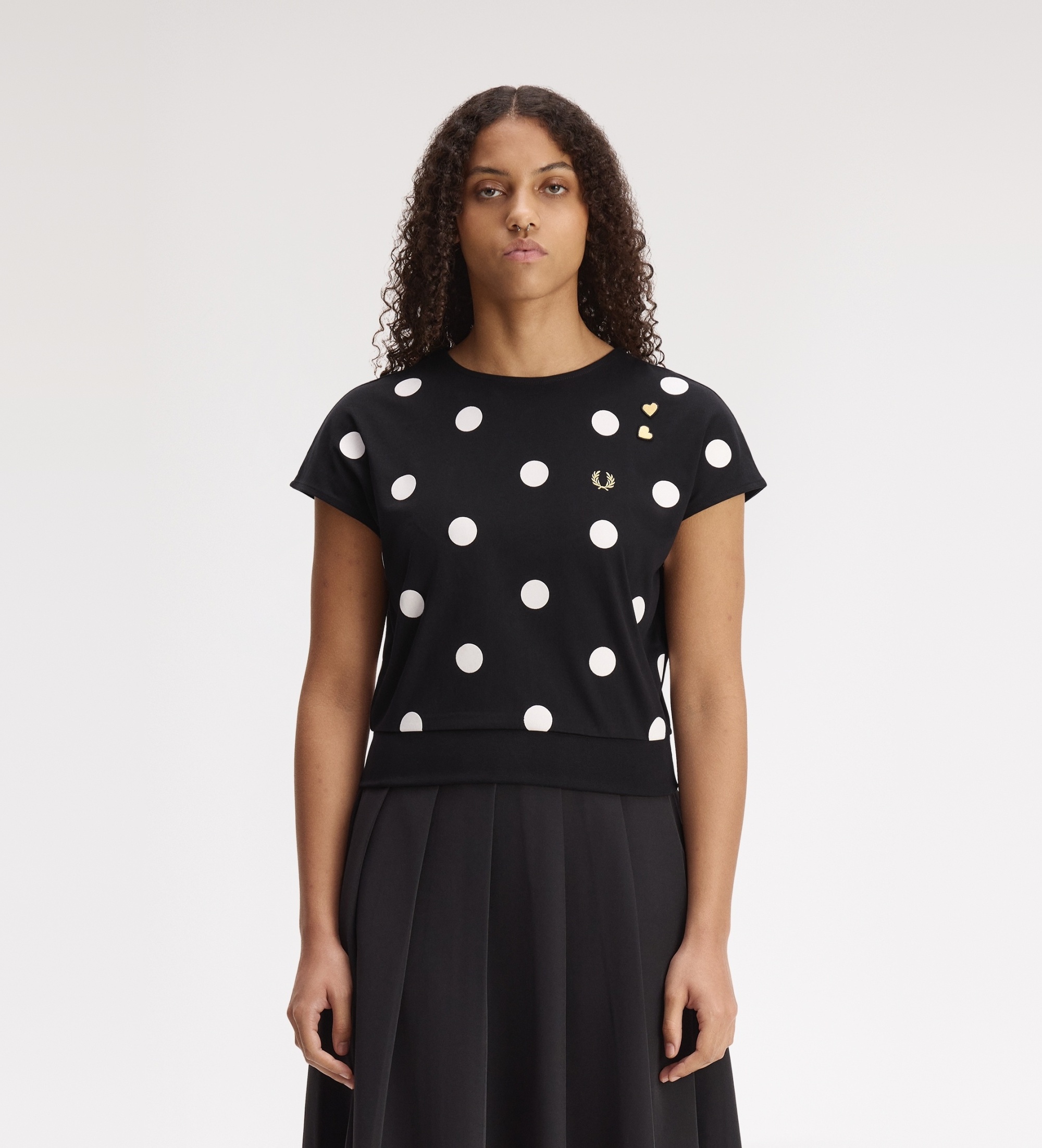 Fred Perry für Damen. SG3107 Gepunktetes T-Shirt mit schwarzem Flock-Print (40), Lässig, Baumwolle, Kurzarm