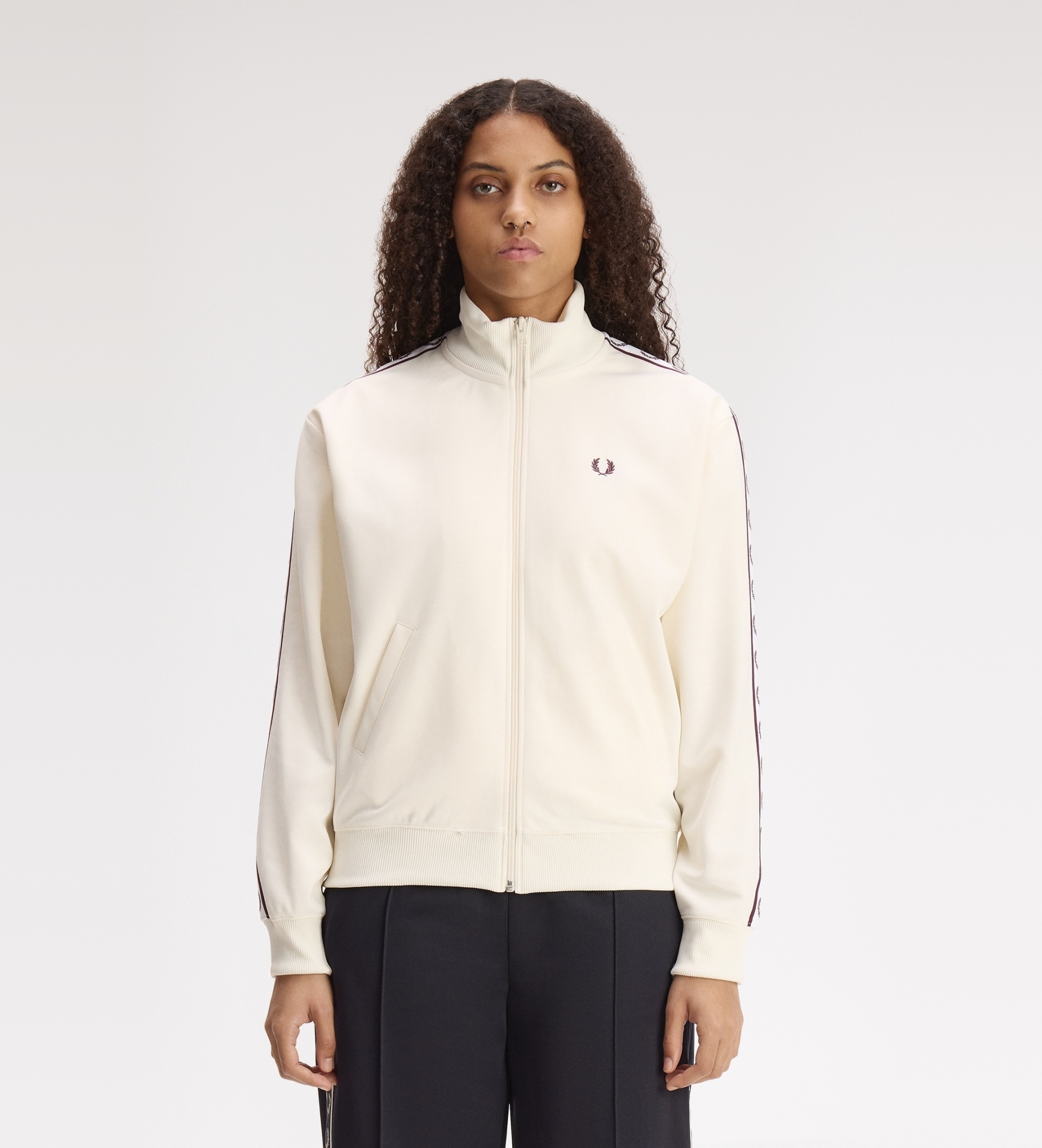 Fred Perry für Damen. J1106 Sportjacke mit Trainingsband in gebrochenem Weiß (38), Beige, Lässig, Recyceltes Polyester, Nachhaltig
