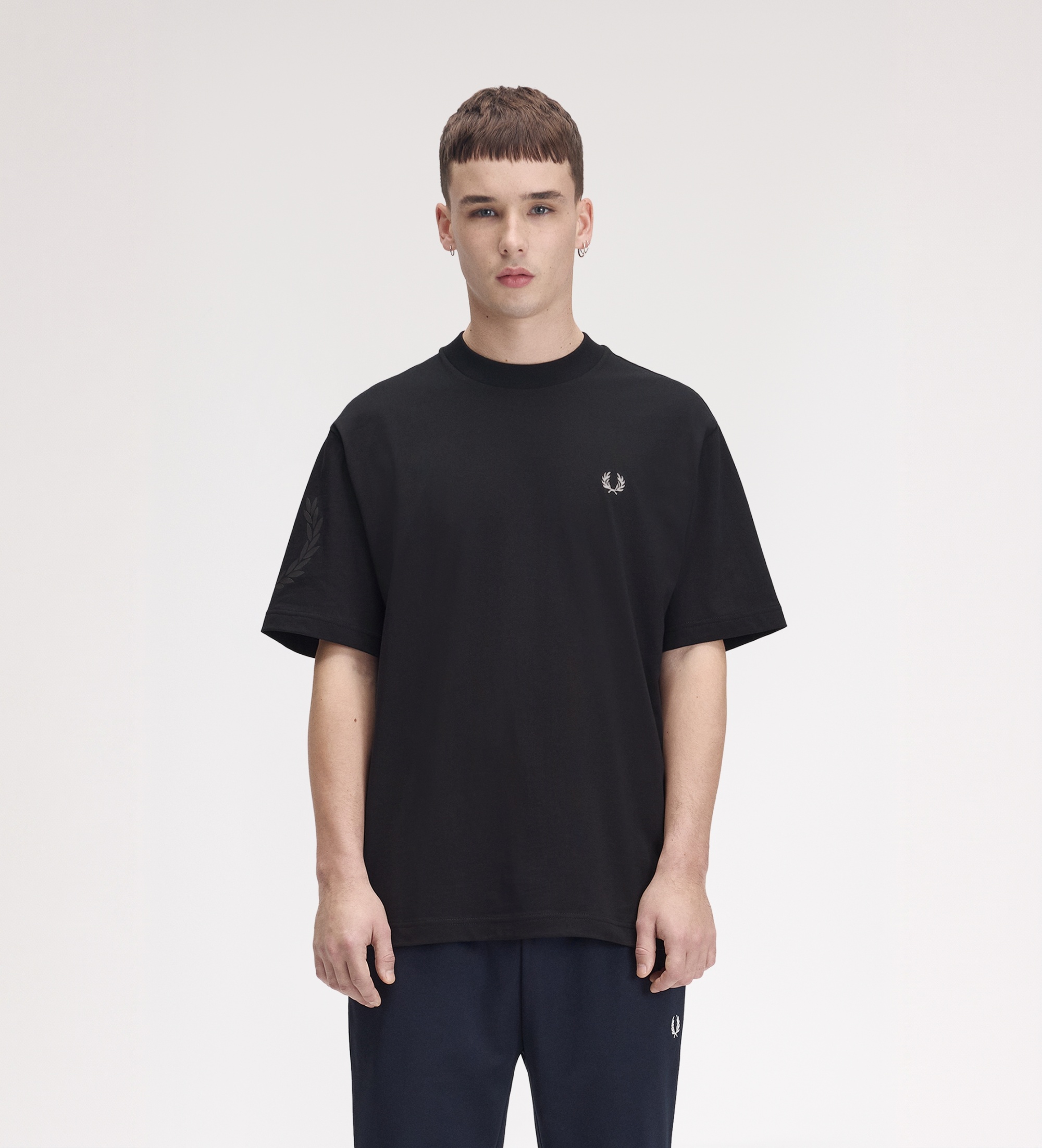 Fred Perryvoor mannen. M3491 Reflecterend Laurel Wreath T-shirt zwart (M), Casual, Katoen, Korte mouwen