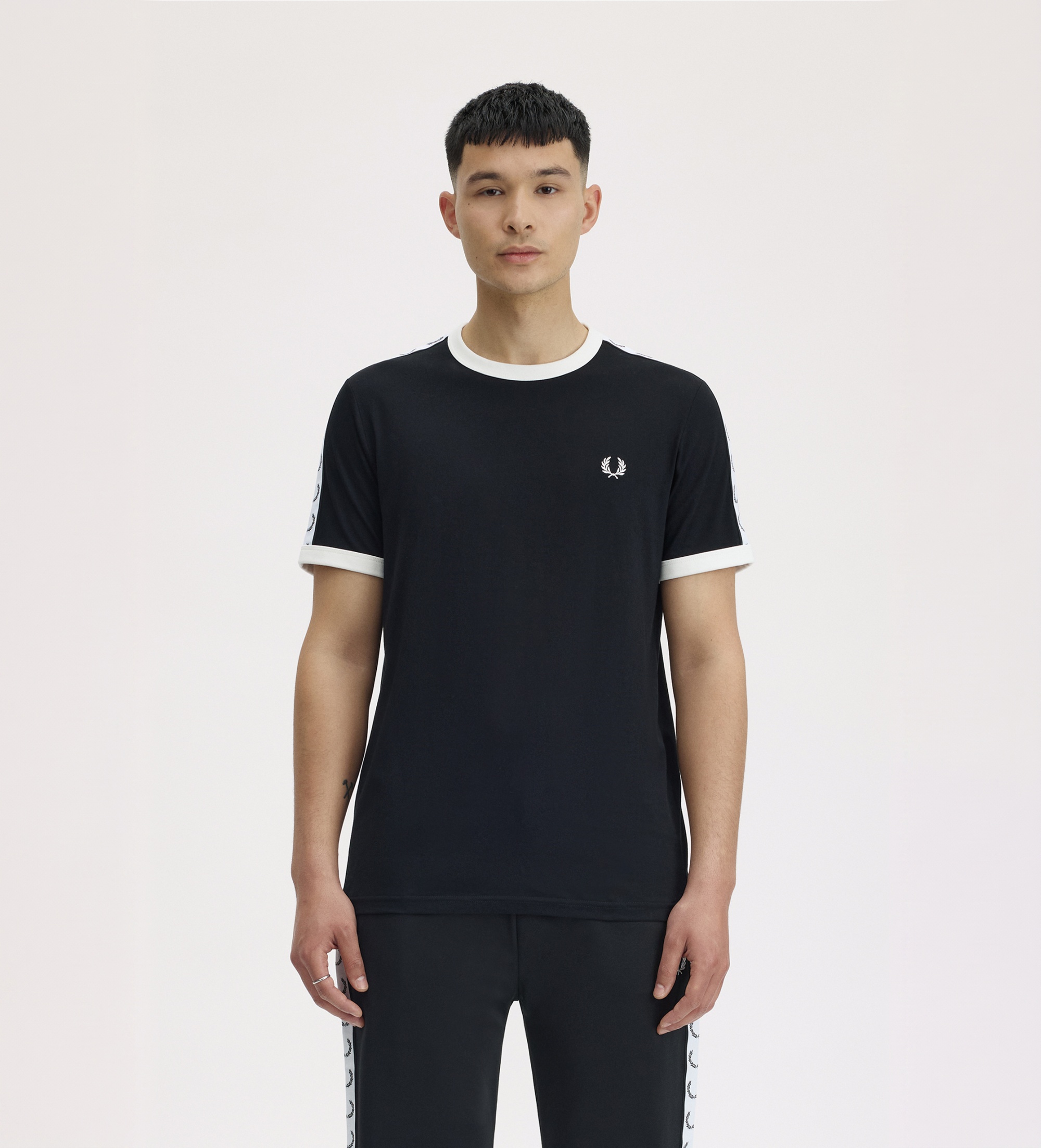 Fred Perryvoor mannen. M4620 Zwart Ringer Taped T-shirt (M), Casual, Katoen, Korte mouwen