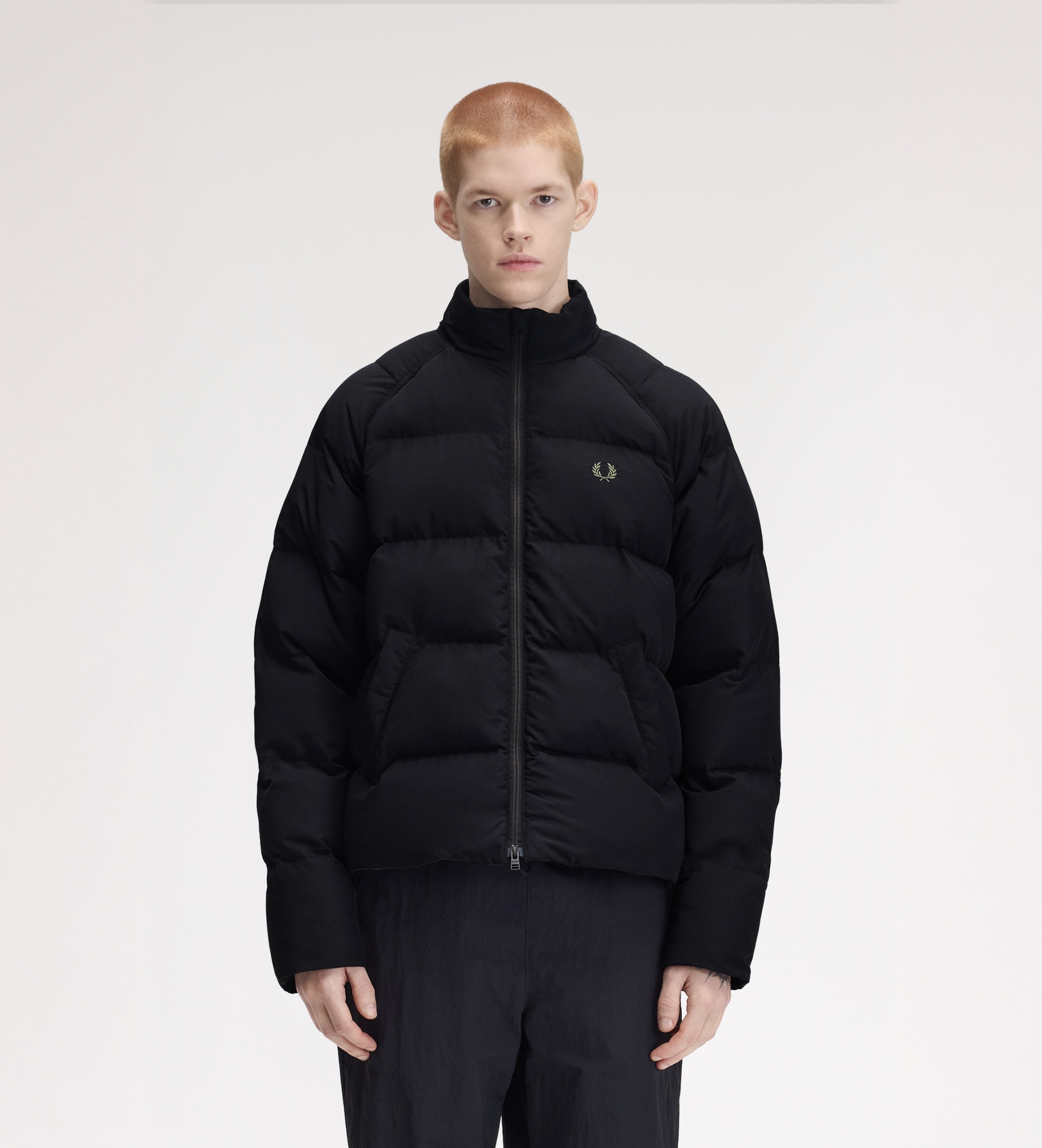 Fred Perryvoor mannen. J1309 Zwart donsjack met raglanmouw (M), Casual, Gerecycled nylon