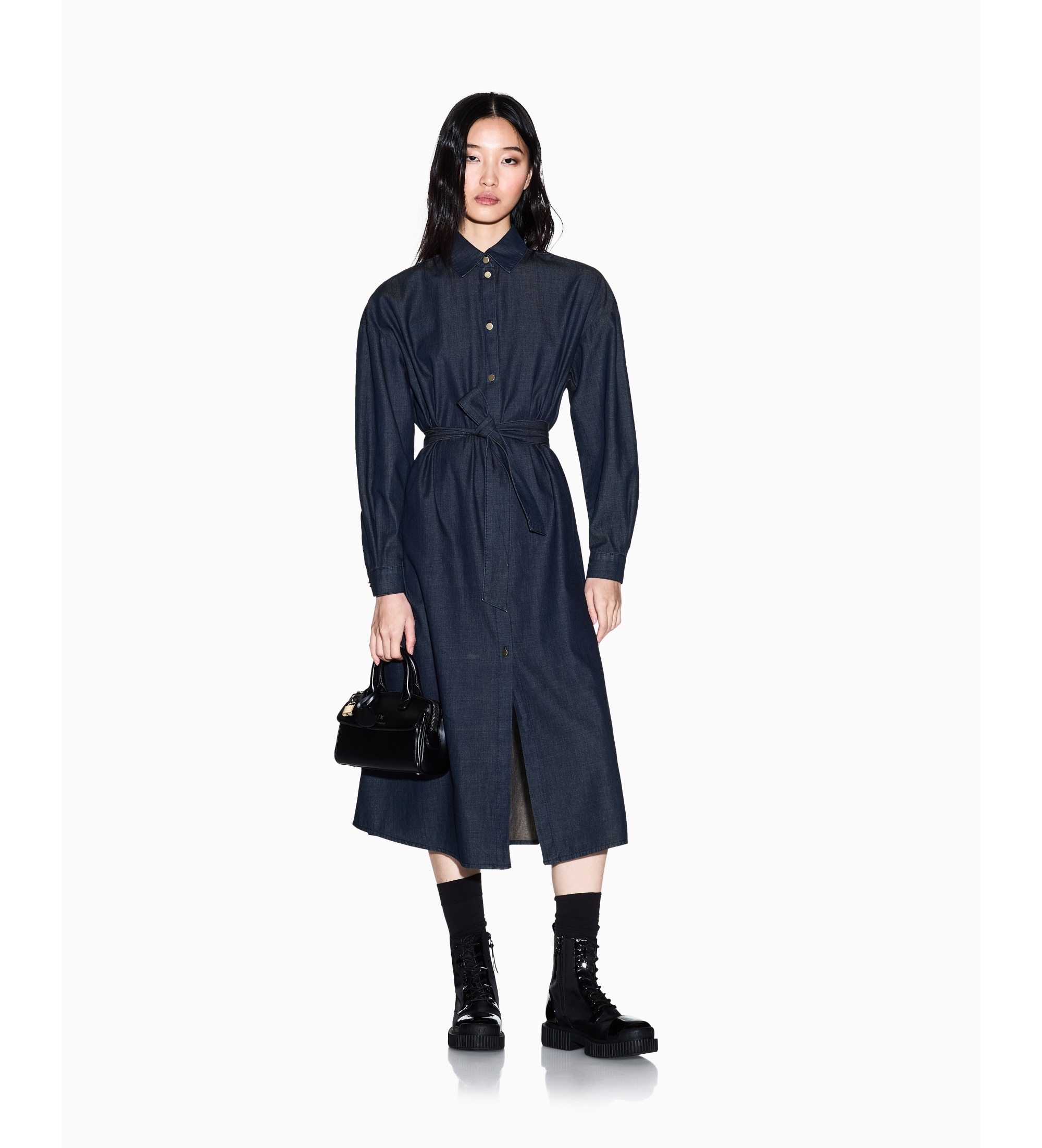 A|X Armani Exchange für Damen. XW001977AF21337MB001 Ausgestelltes Chambray-Kleid mit marineblauem Gürtel (L), Lässig, Baumwolle, Langarm