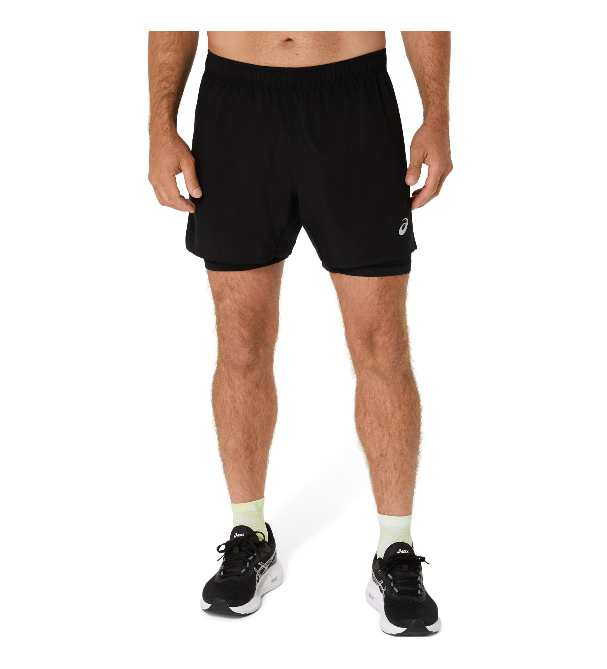 Asics für Herren. 2011D218 Shorts Core 2in1 5In schwarz (L), Sportlich, Multisport, Polyester
