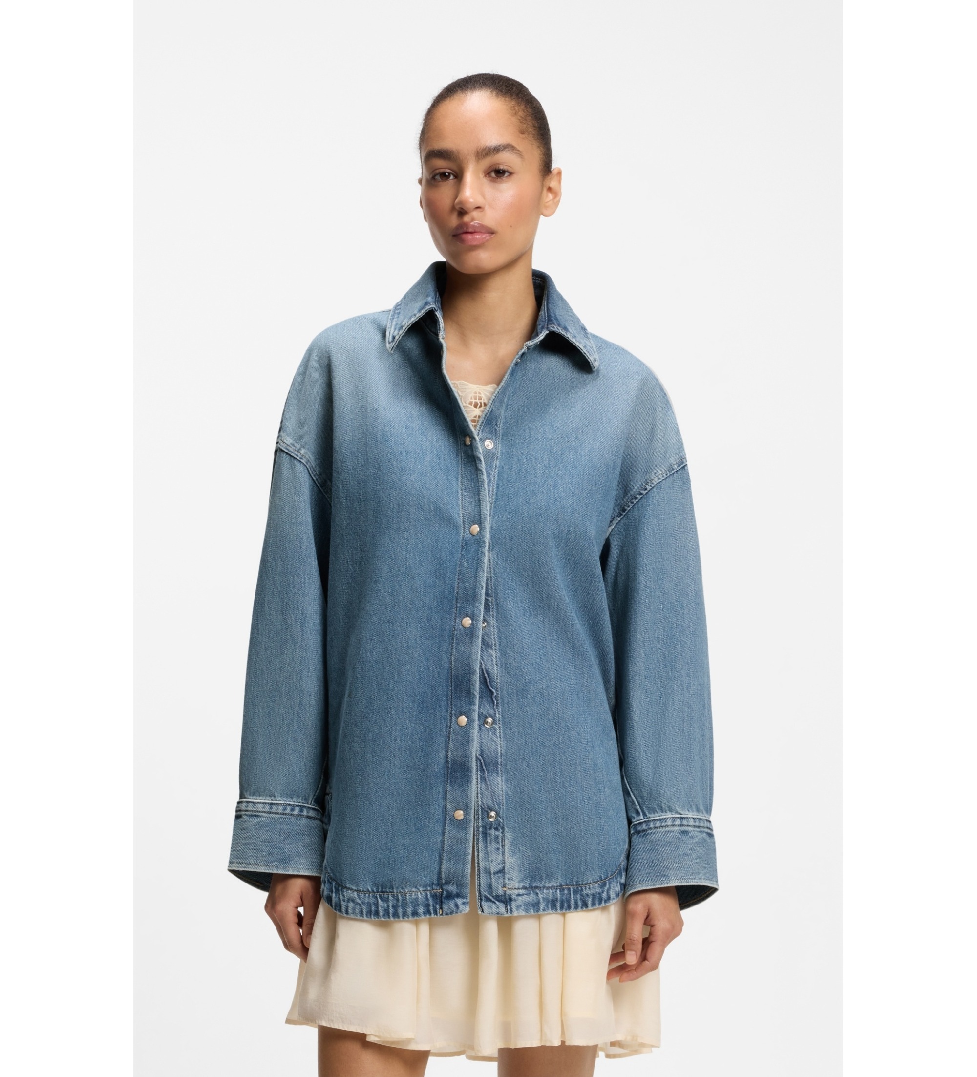 BOSS für Damen. 50567186 Blaues Vintage-Oversized-Hemd aus starrem Denim (S), Lässig, Baumwolle, Langarm