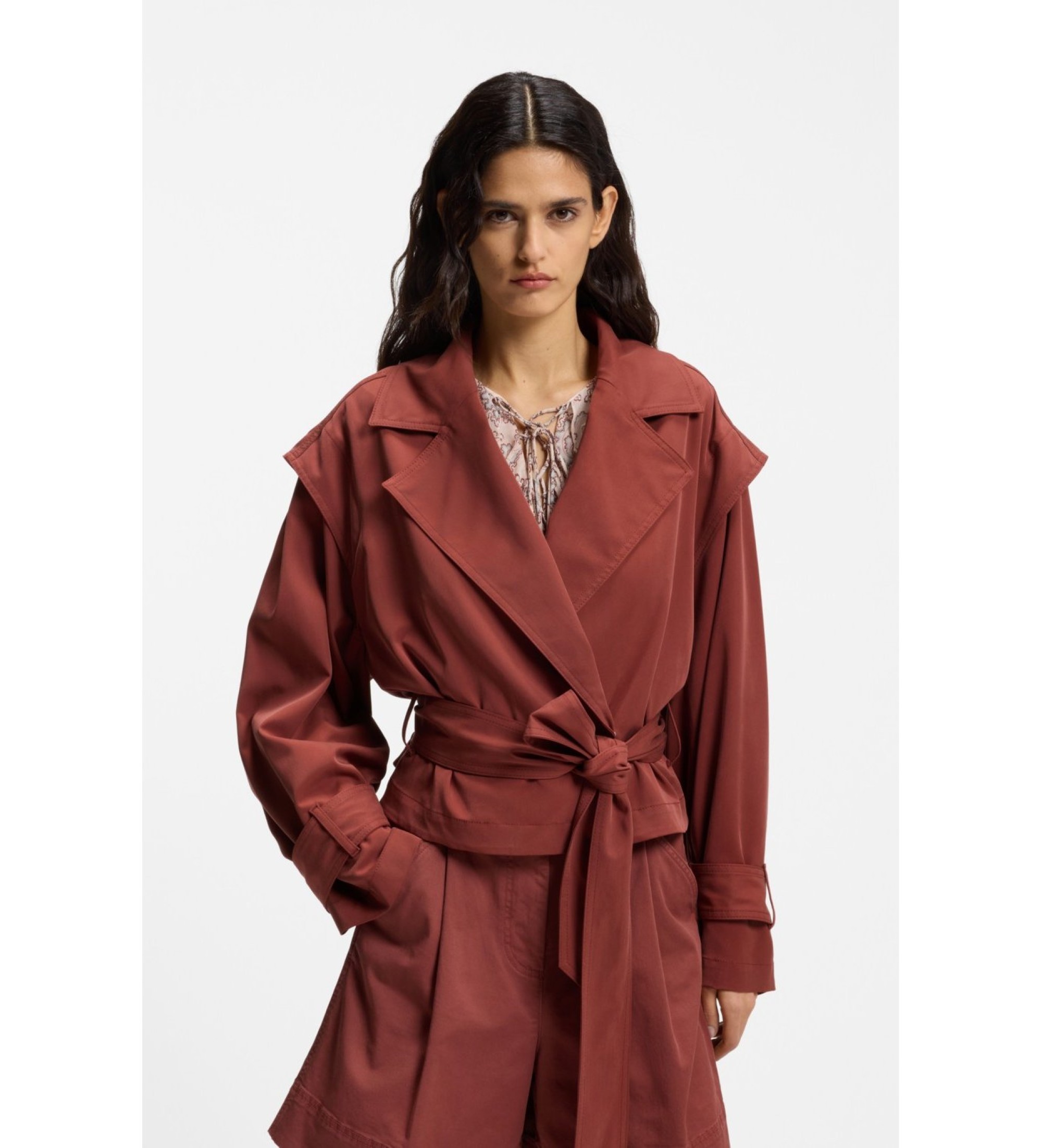 BOSS für Damen. 50556385 Kurzer Trenchcoat mit dunkelrotem Gürtel (36), Lässig, Viskose, Bordeaux