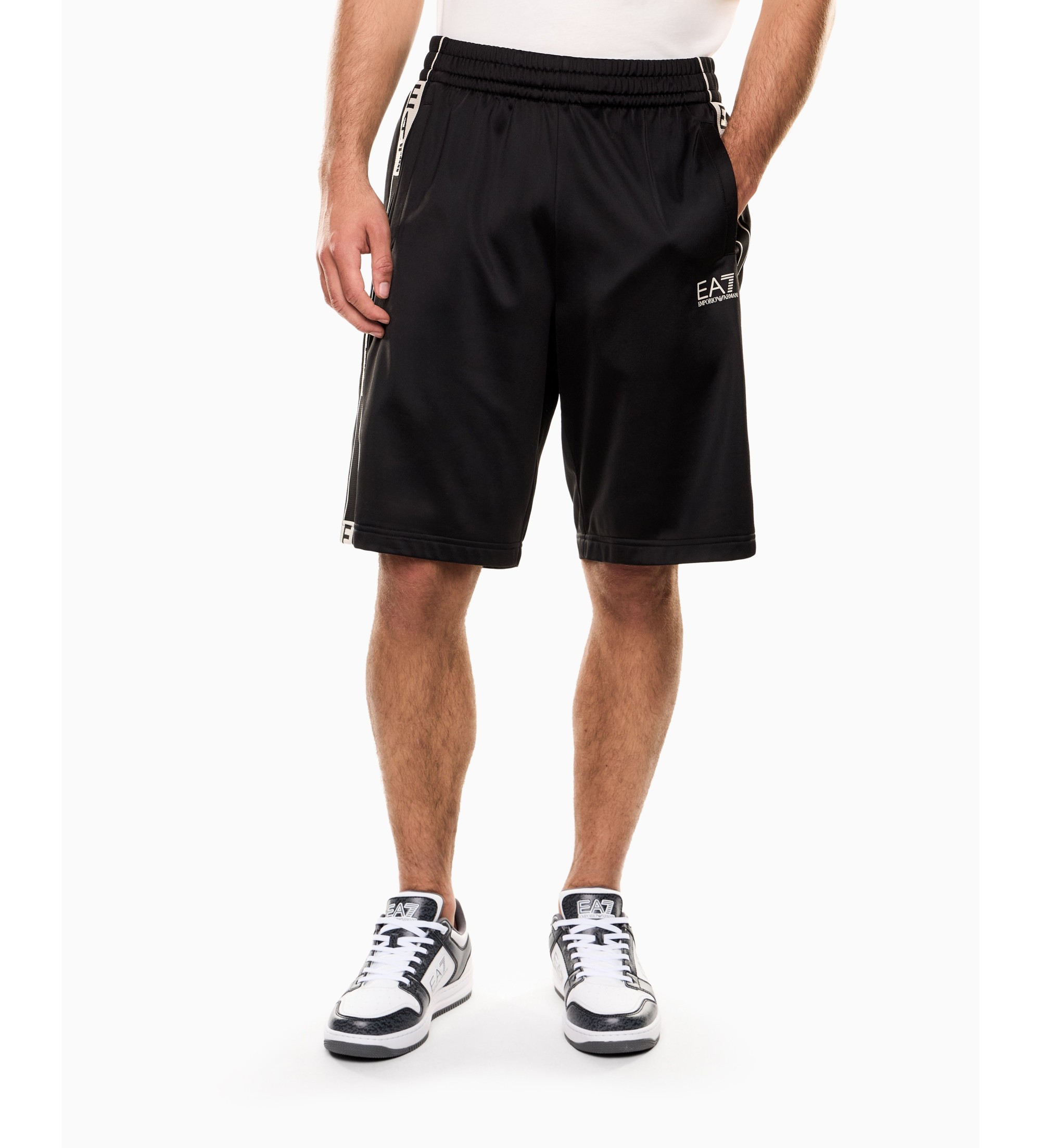 EA7 für Herren. 7M002319_AF12449 Bermudas Graphic Series aus schwarzem technischem Gewebe (L), Lässig, Polyester