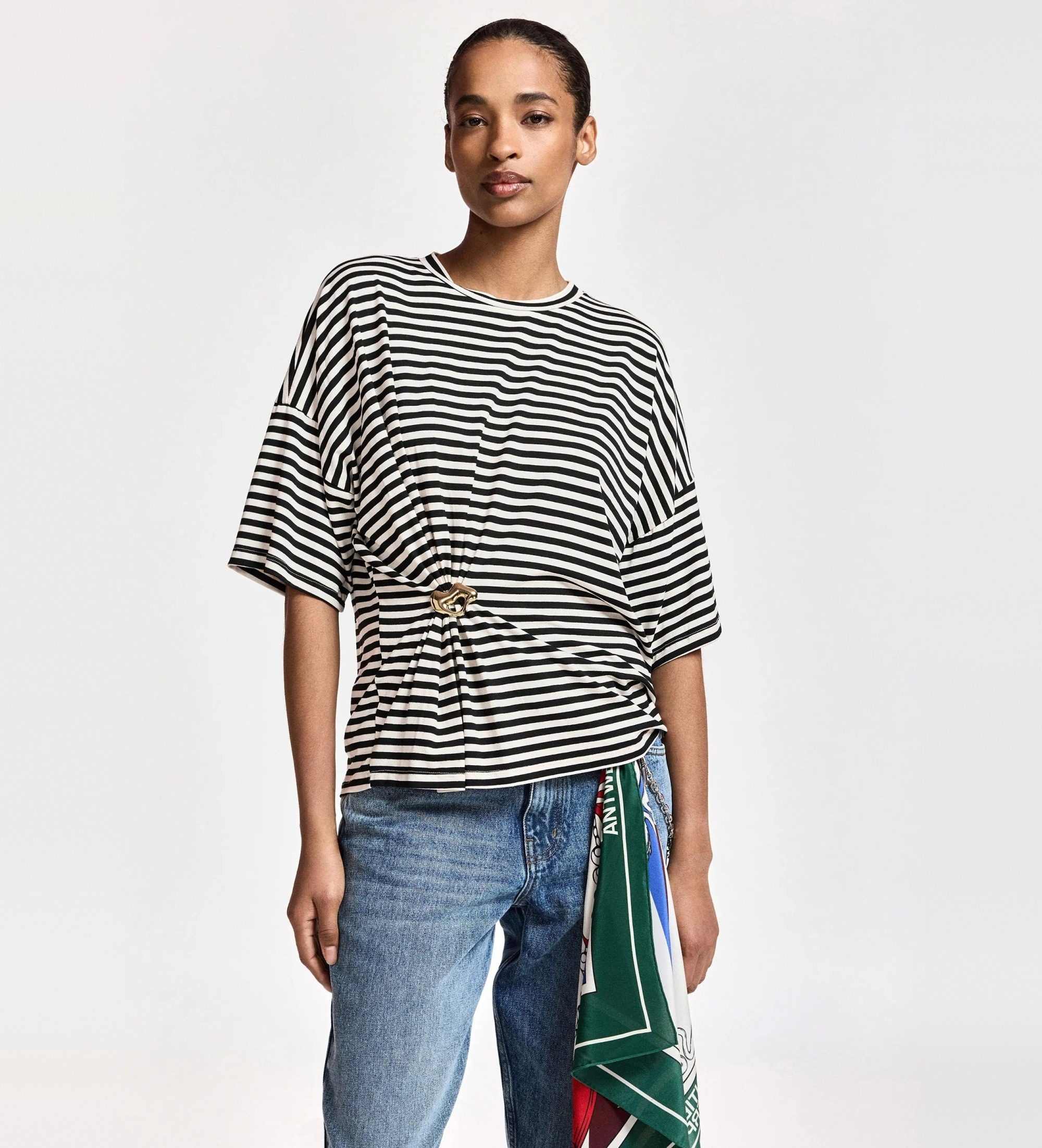 Essentiel Antwerp für Damen. KRISS Gestreiftes T-Shirt mit Brosche weiß, schwarz (S), Lässig, Viskose, Kurzarm