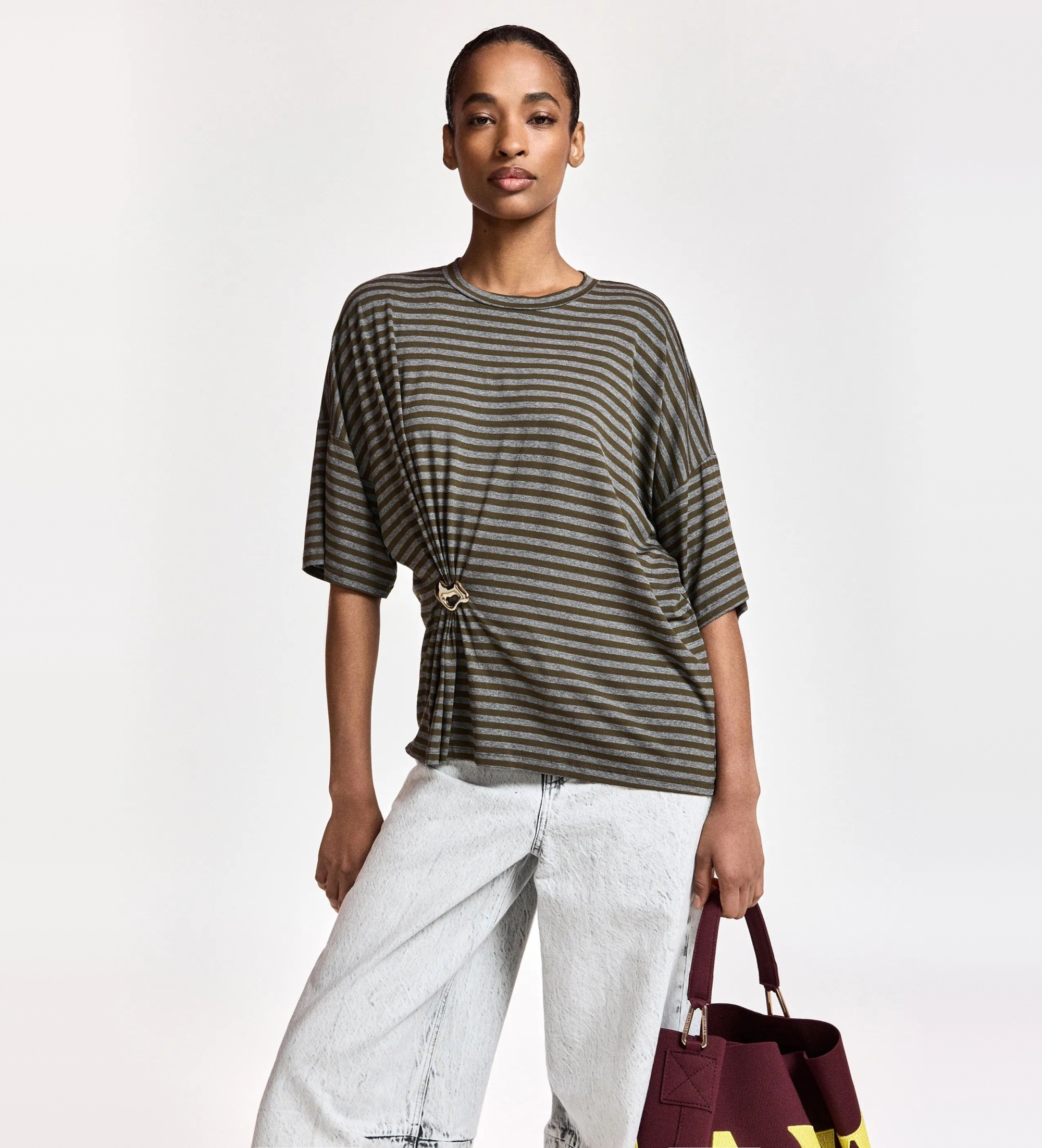 Essentiel Antwerp für Damen. KRISS Gestreiftes T-Shirt mit grauer Brosche (S), Lässig, Viskose, Kurzarm