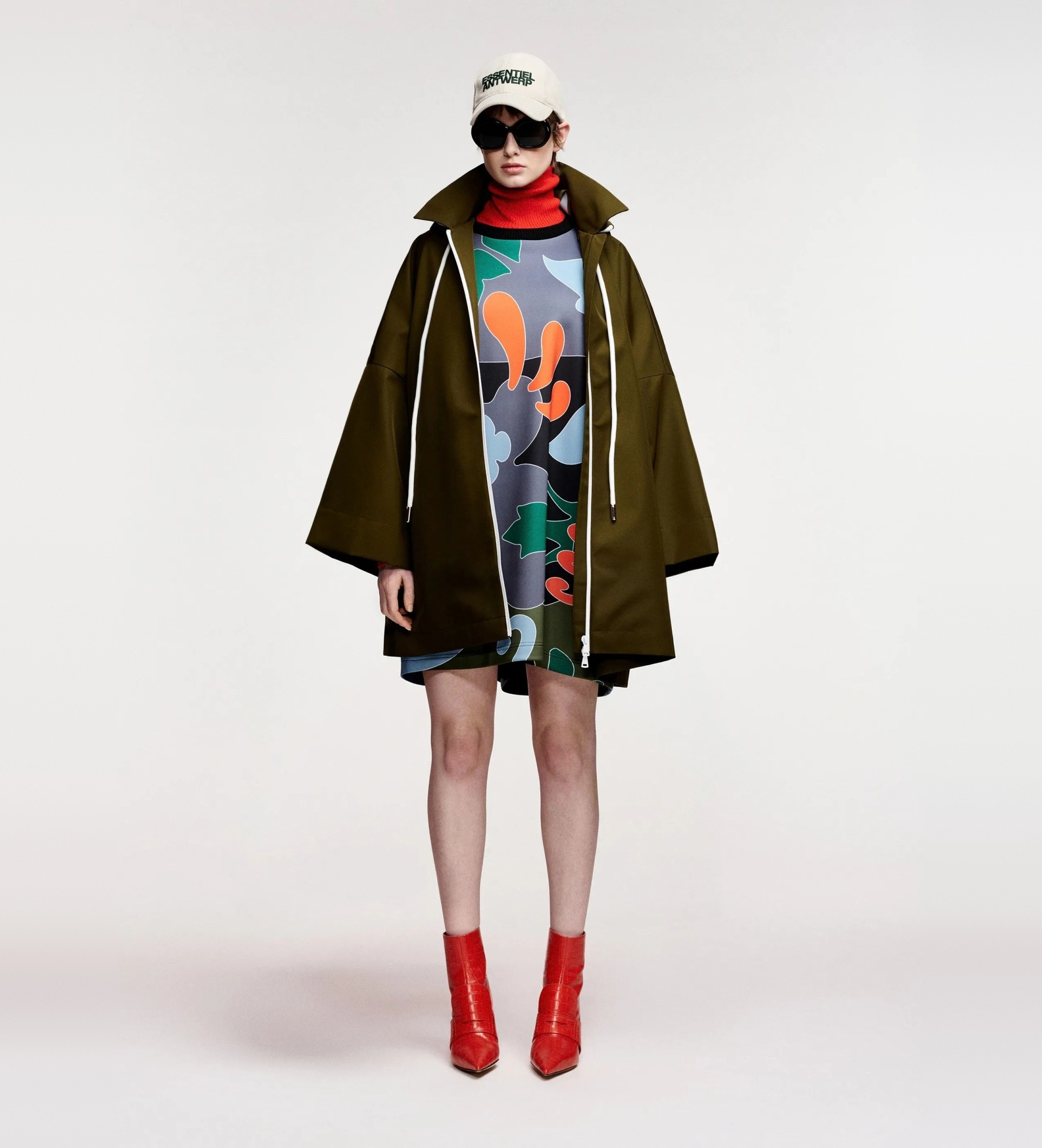 Essentiel Antwerpvoor vrouwen. KRIMSON Oversized regenjas met capuchon in donkergroen (S), Casual, Polyester