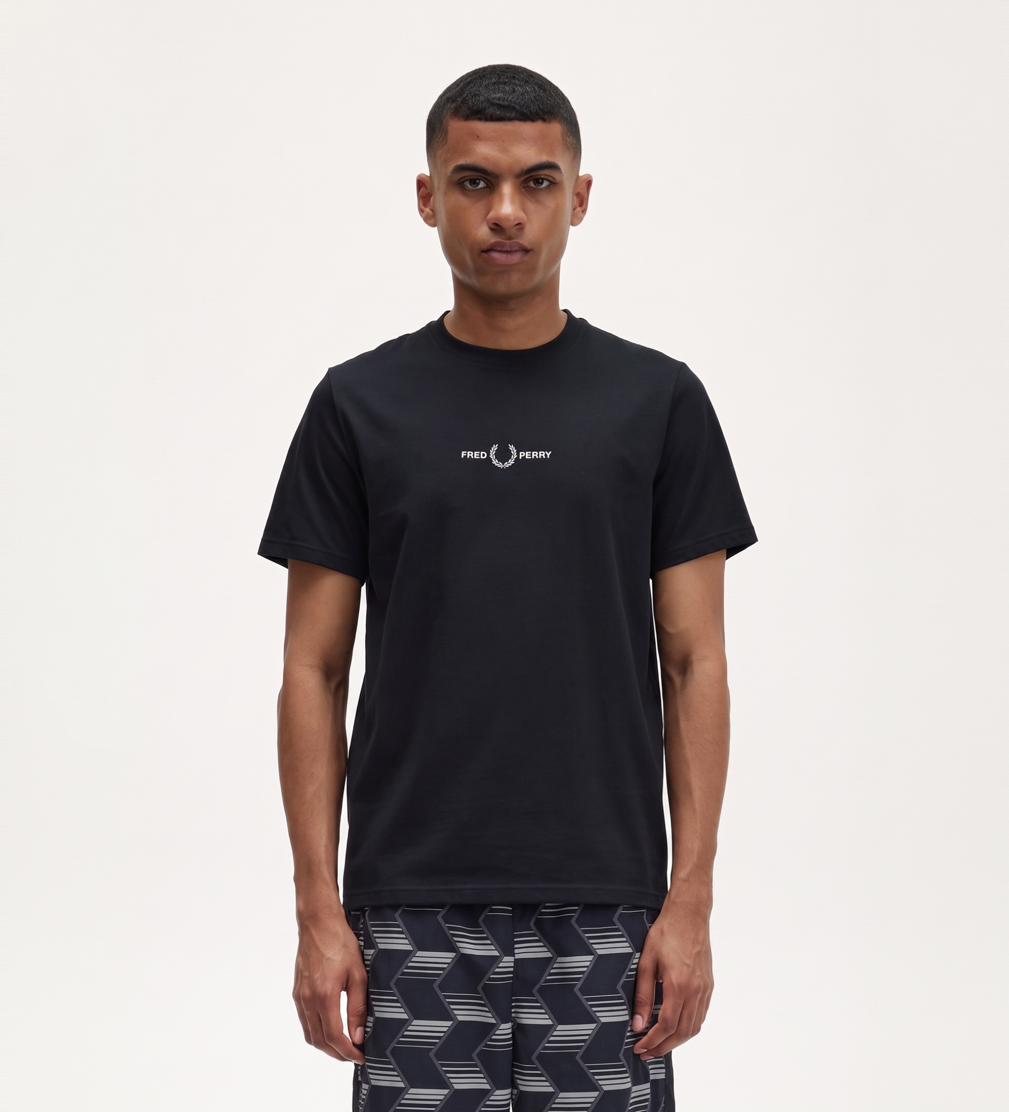 Fred Perry für Herren. M4580 T-shirt mit schwarzem Logo (XL), Lässig, Baumwolle, Kurzarm