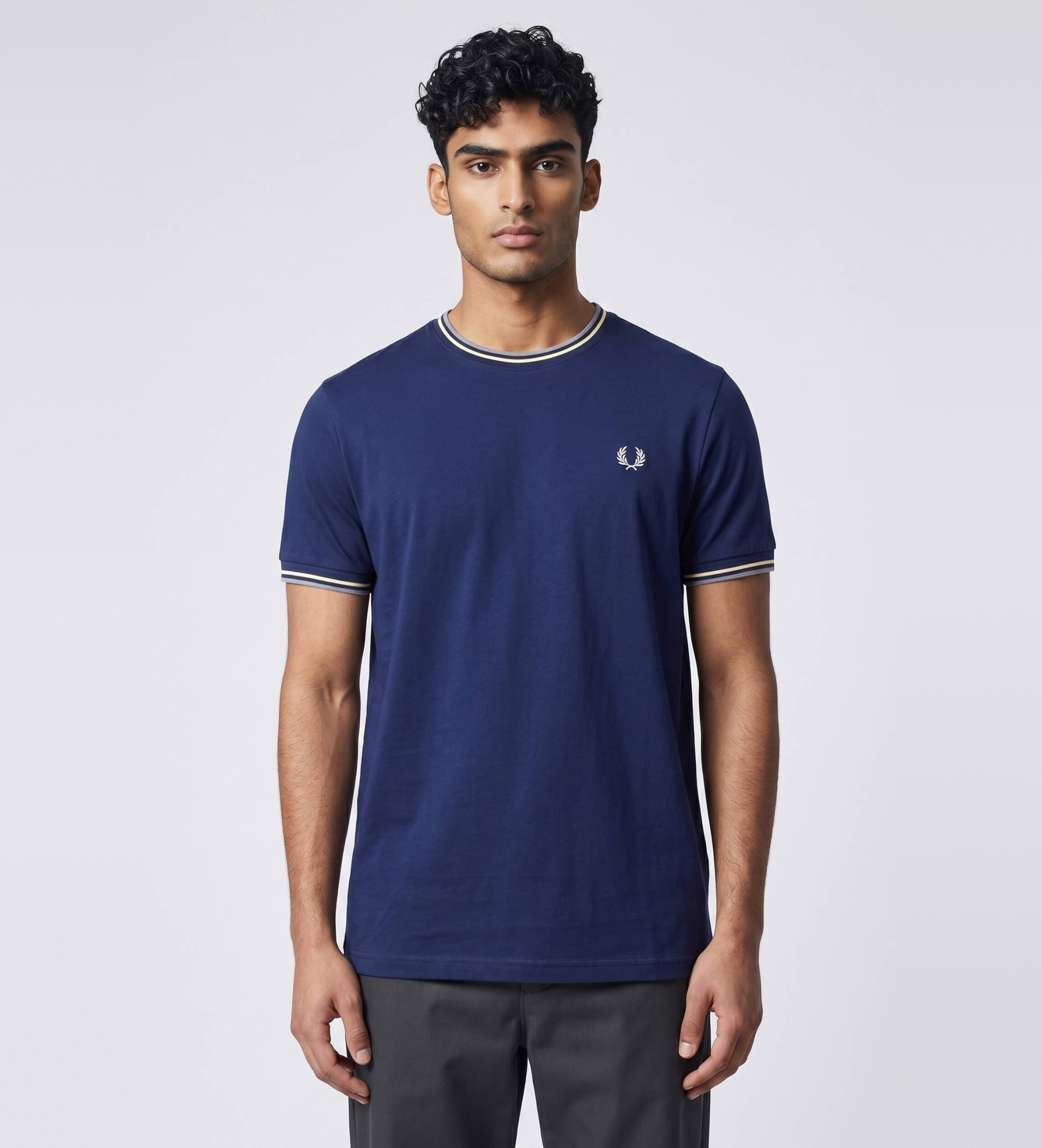 Fred Perry für Herren. M1588 T-Shirt mit blauem Zwei-Streifen-Besatz (S), Lässig, Baumwolle, Kurzarm