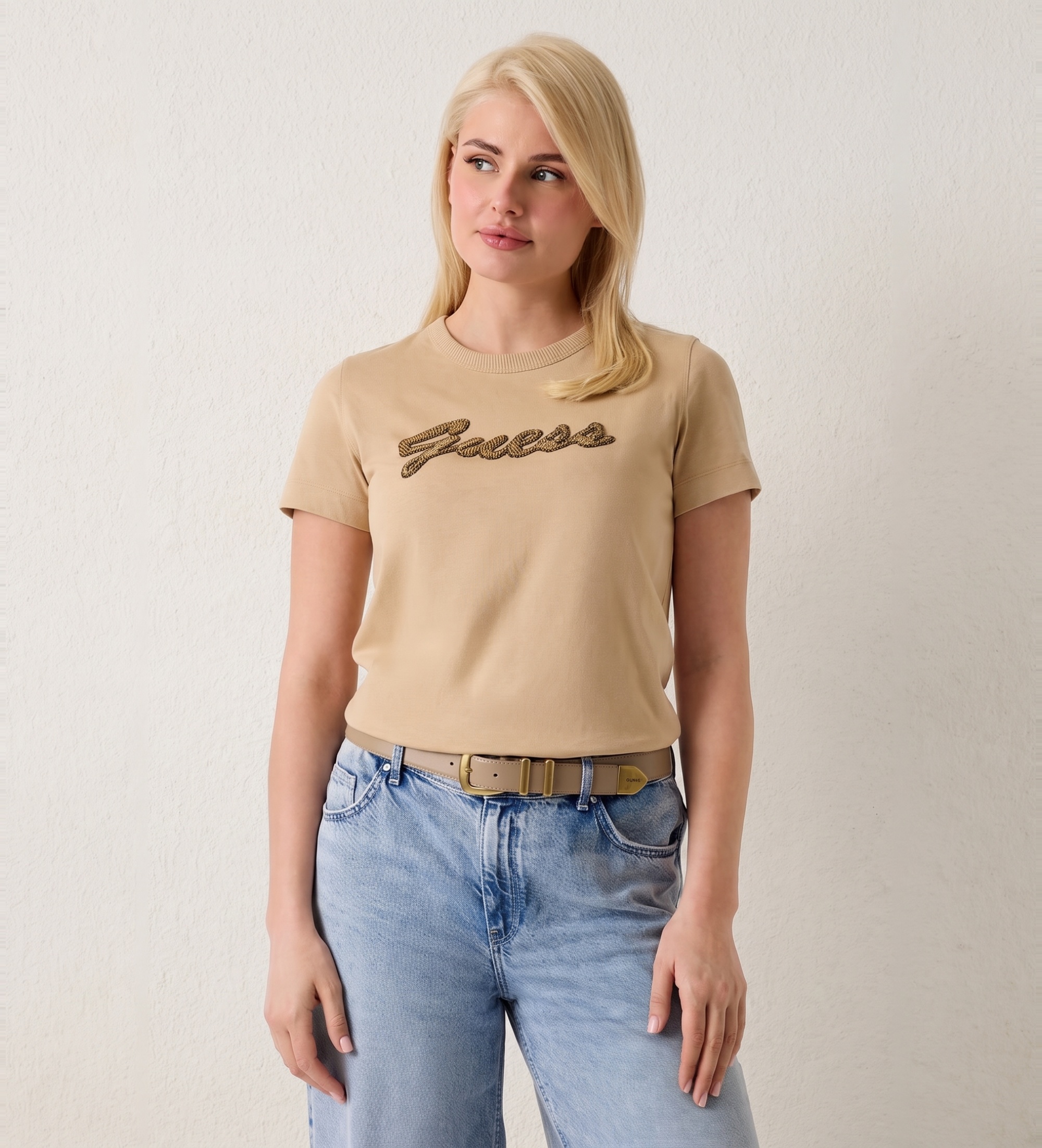 Guess für Damen. W6YI29K4348 T-Shirt mit beigefarbenem Perlen-Logo (M), Lässig, Baumwolle, Kurzarm