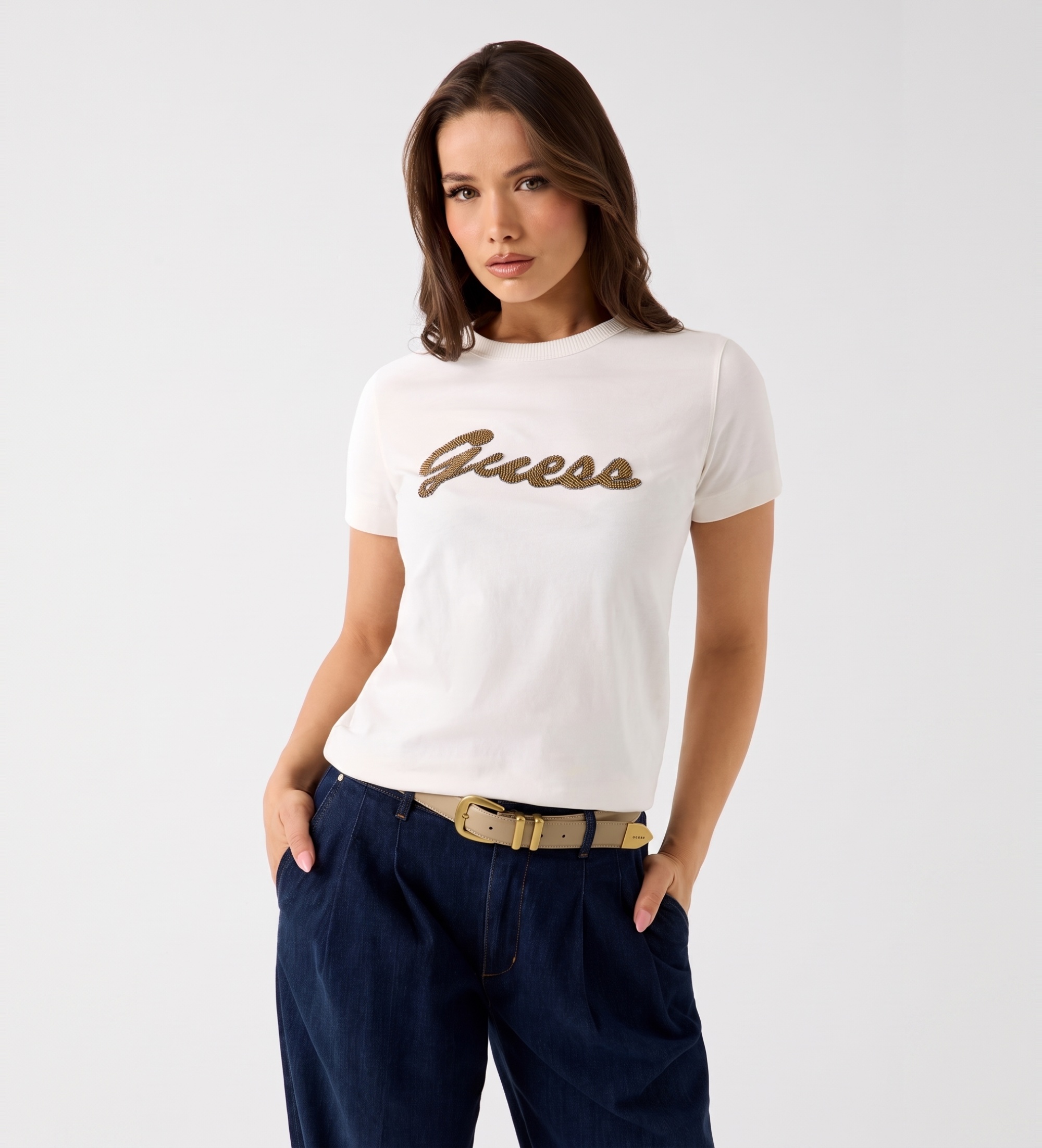 Guess für Damen. W6YI29K4348 Cremeweiß Perlen-Logo-T-Shirt (M), Lässig, Baumwolle, Kurzarm