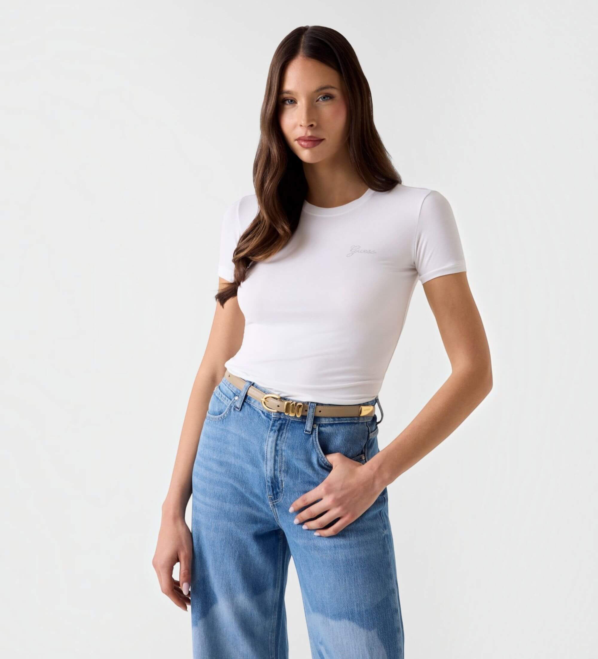Guess für Damen. W6YI12K3751 Weißes Strass-Logo-Shirt (M), Lässig, Modal, Kurzarm