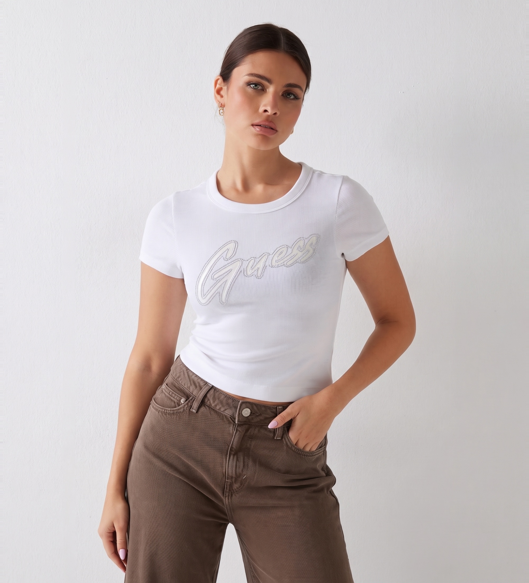 Guess für Damen. W5RI68KA0H1 T-Shirt mit weißem Nieten-Logo (M), Lässig, Baumwolle, Kurzarm