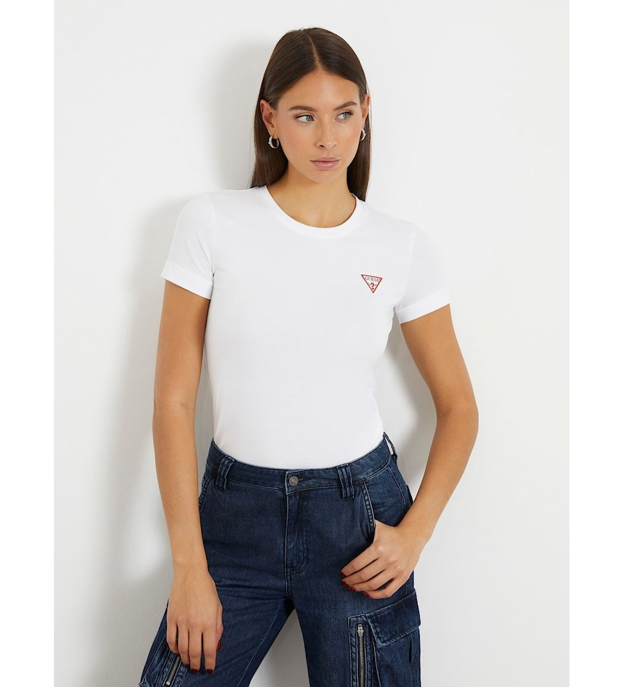 Guess für Damen. W2YI44J1314 Stretch-T-Shirt mit kleinem weißen Dreieckslogo (XS), Lässig, Baumwolle, Kurzarm