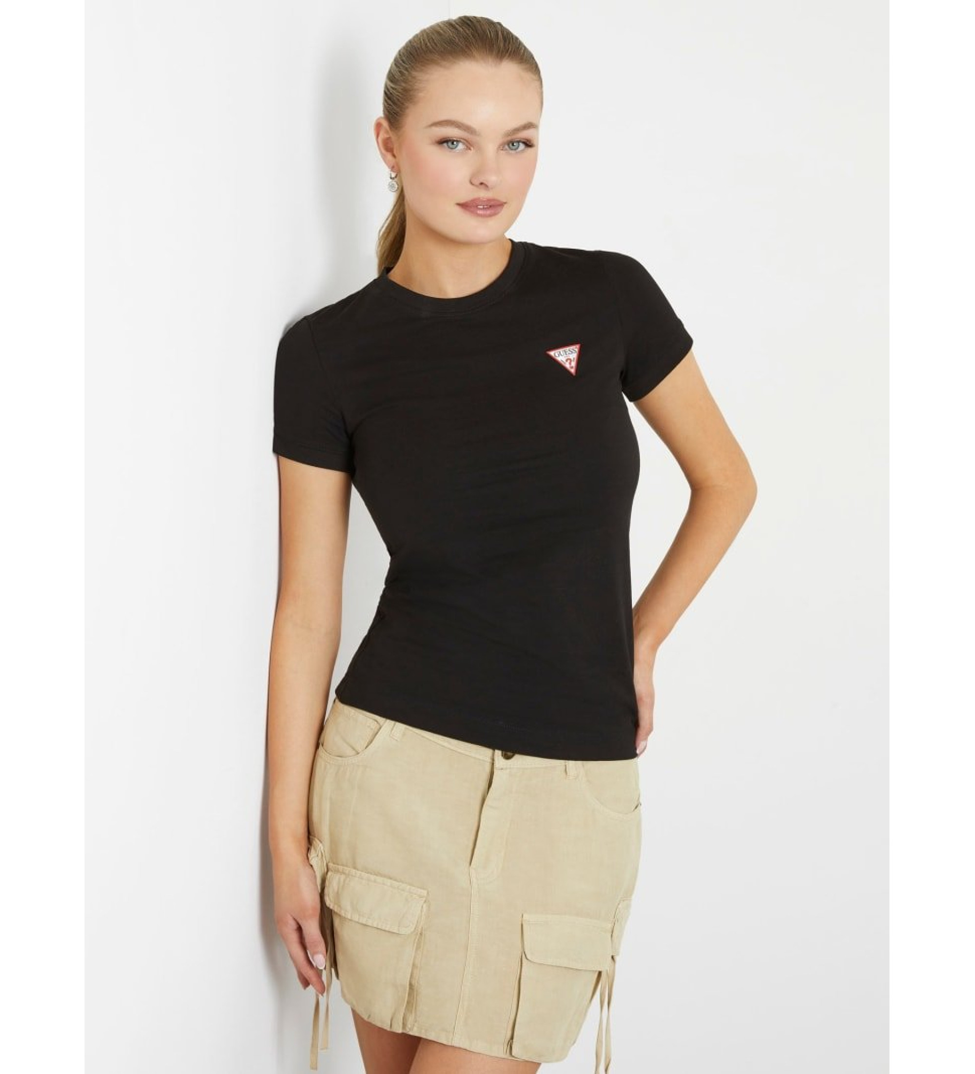 Guess für Damen. W2YI44J1314 Elastisches T-Shirt mit kleinem Dreieckslogo schwarz (M), Lässig, Baumwolle, Kurzarm