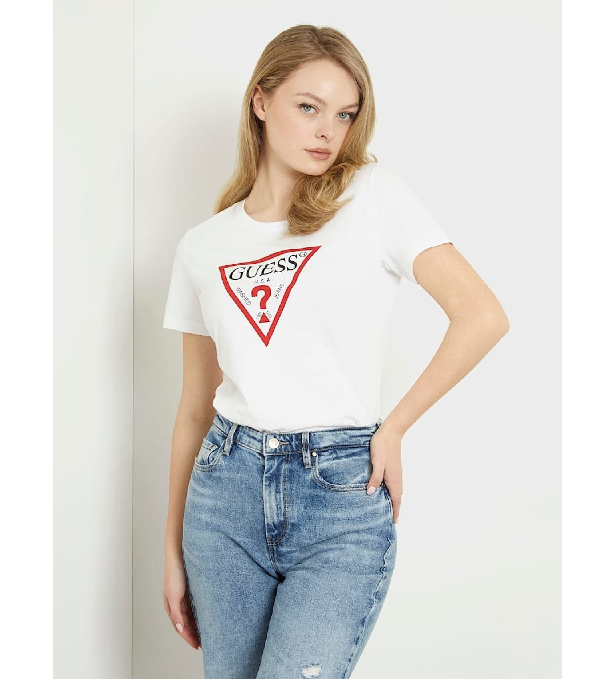 Guess für Damen. W1YI1BI3Z14 Weißes T-Shirt mit dreieckigem Logo (S), Lässig, Baumwolle, Kurzarm