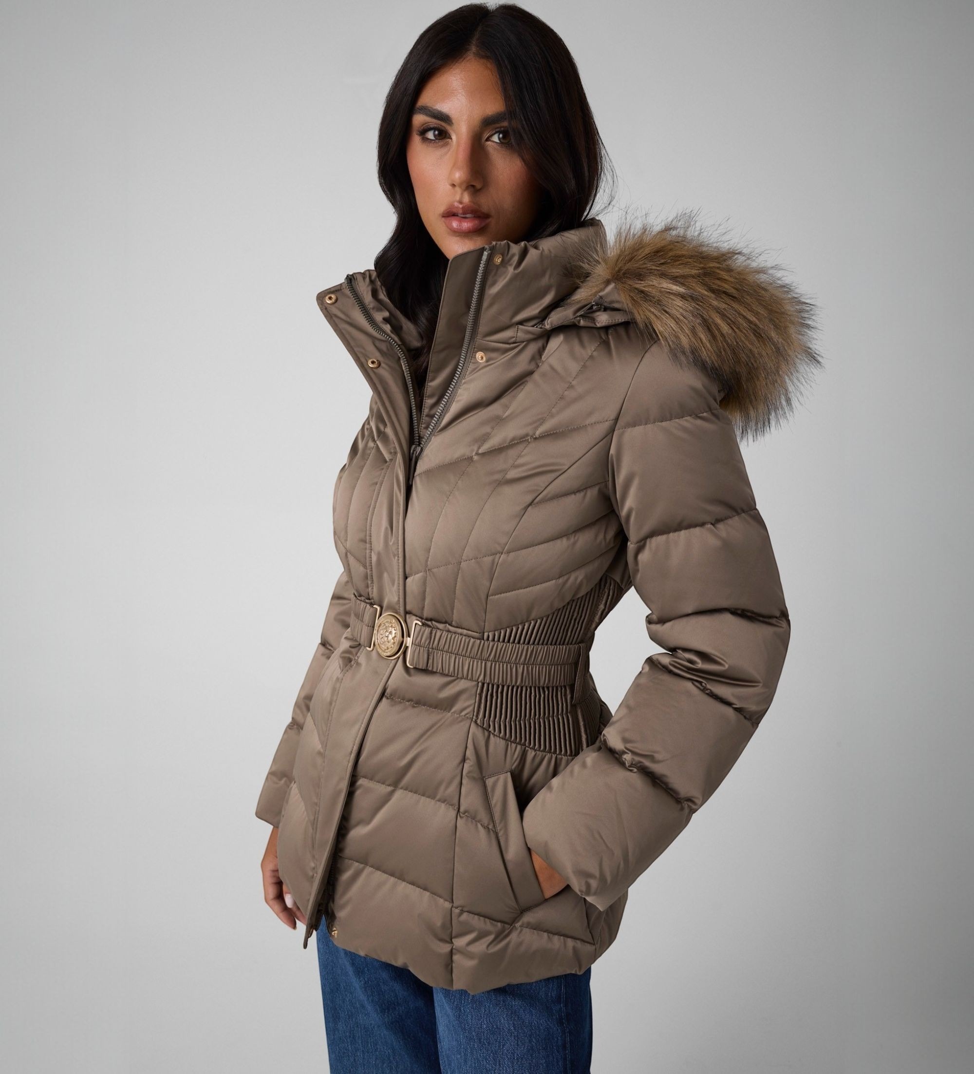 Guessvoor vrouwen. W6BL38W4087 Korte Marina jas met bruin dons (S), Casual, Polyester