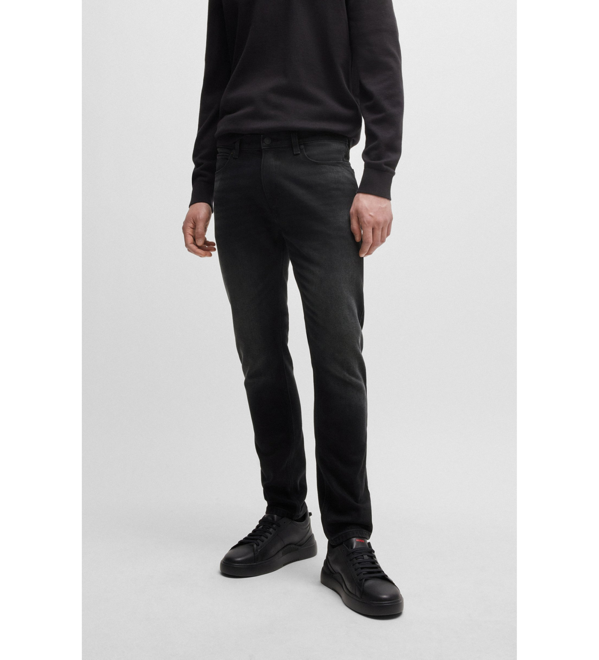 HUGO für Herren. 50524229 Extra schmal geschnittene Jeans aus tiefschwarzem Stretch-Denim (31/32), Lässig, Bio-Baumwolle, Nachhaltig