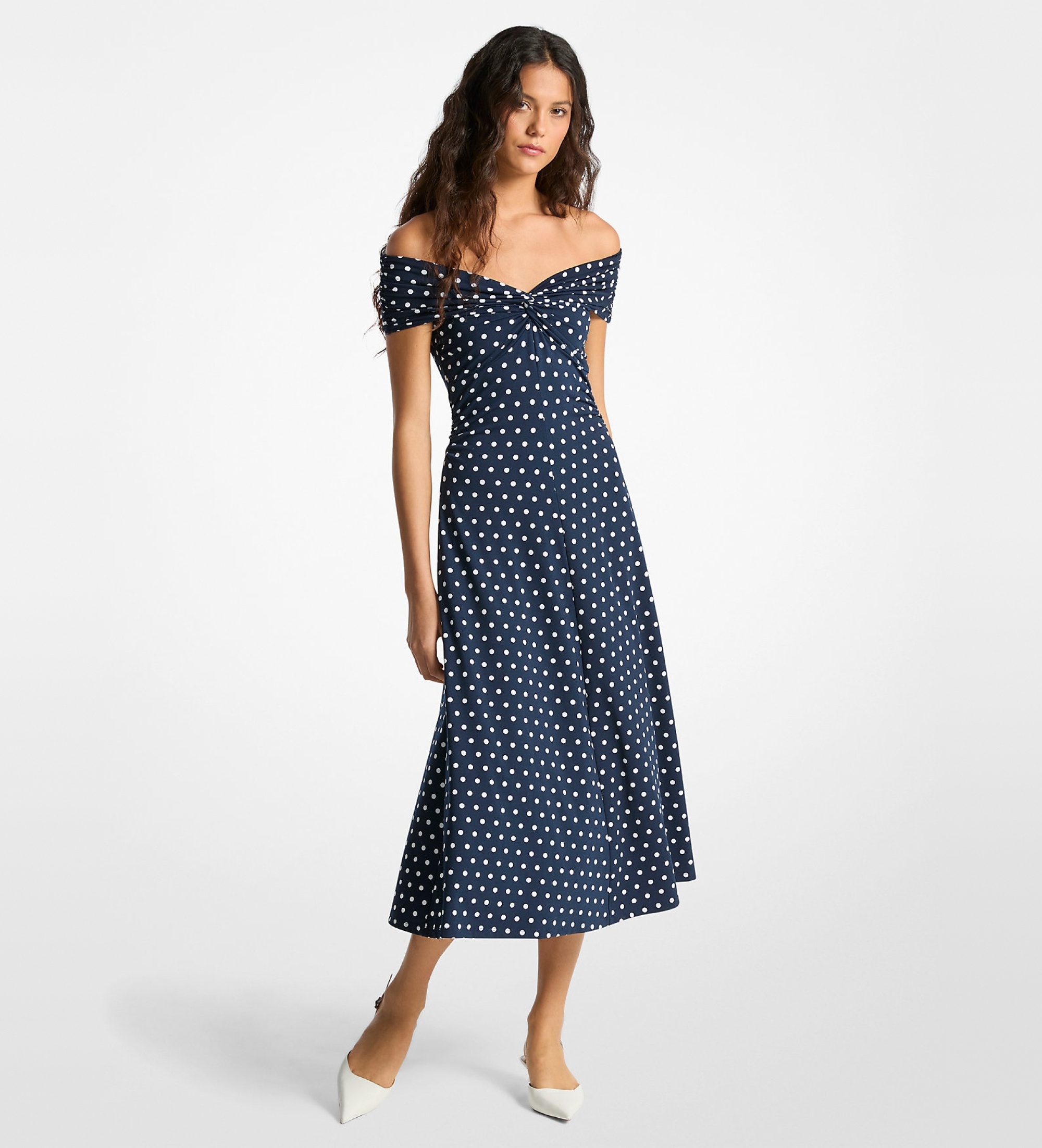 Michael Kors für Damen. MR683GLKA7 Einfarbiges Strickkleid mit marineblauem Tupfenmuster (XS), Lässig, Ärmellos / Hosenträger, Recyceltes Po