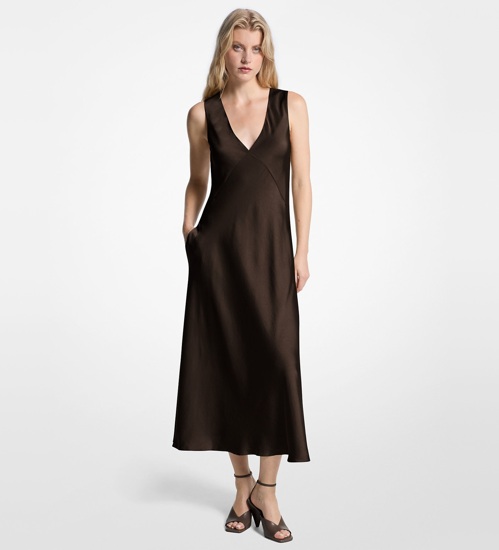 Michael Kors für Damen. MF5839EAYJ Braunes Midikleid aus Satin (XS), Lässig, Ärmellos / Hosenträger, Recyceltes Polyester, Nachhaltig