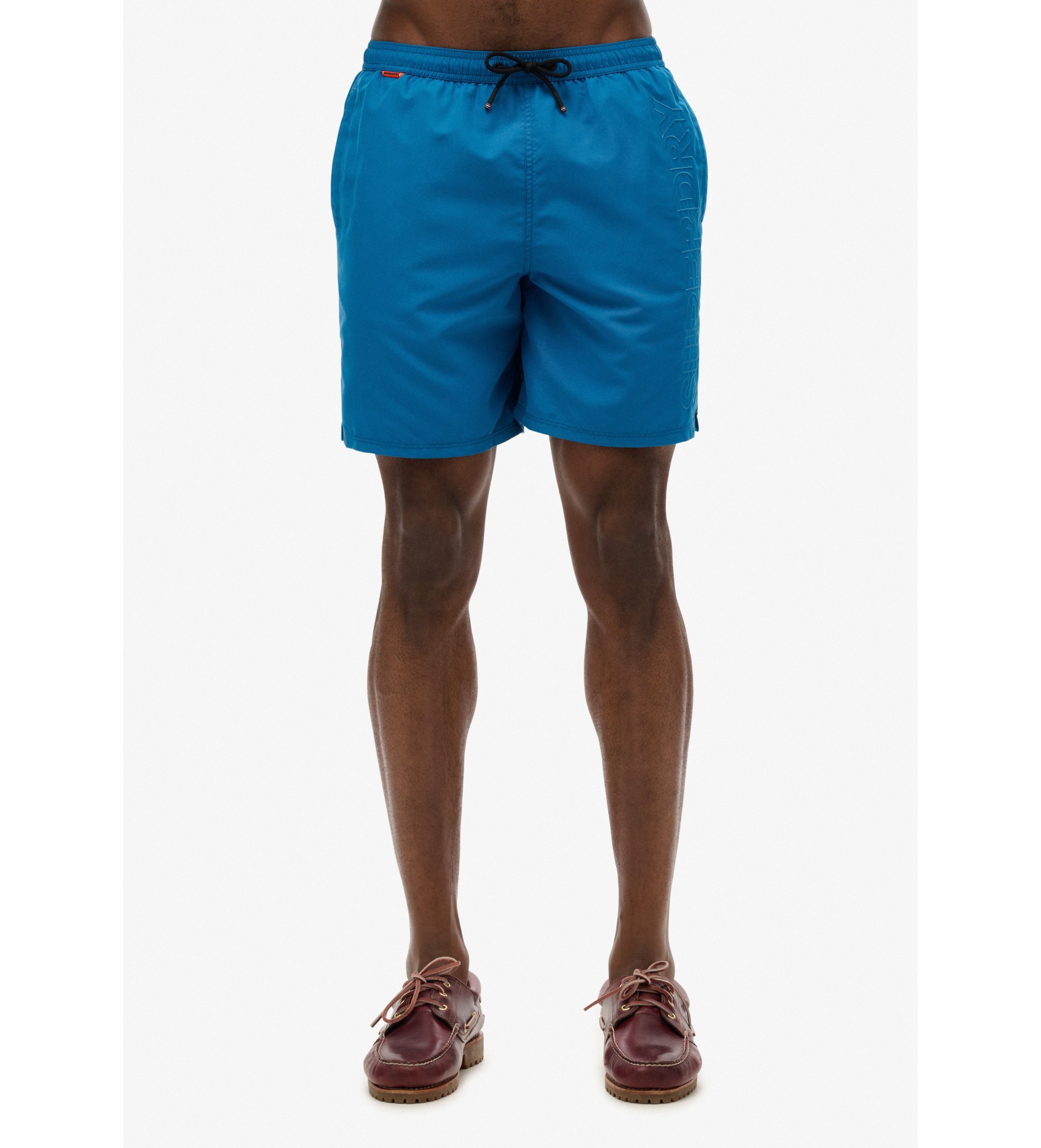 Superdry für Herren. M3010246A Premium bestickter Badeanzug 43,2 cm blau (S), Strandbekleidung, Recyceltes Polyester, Nachhaltig