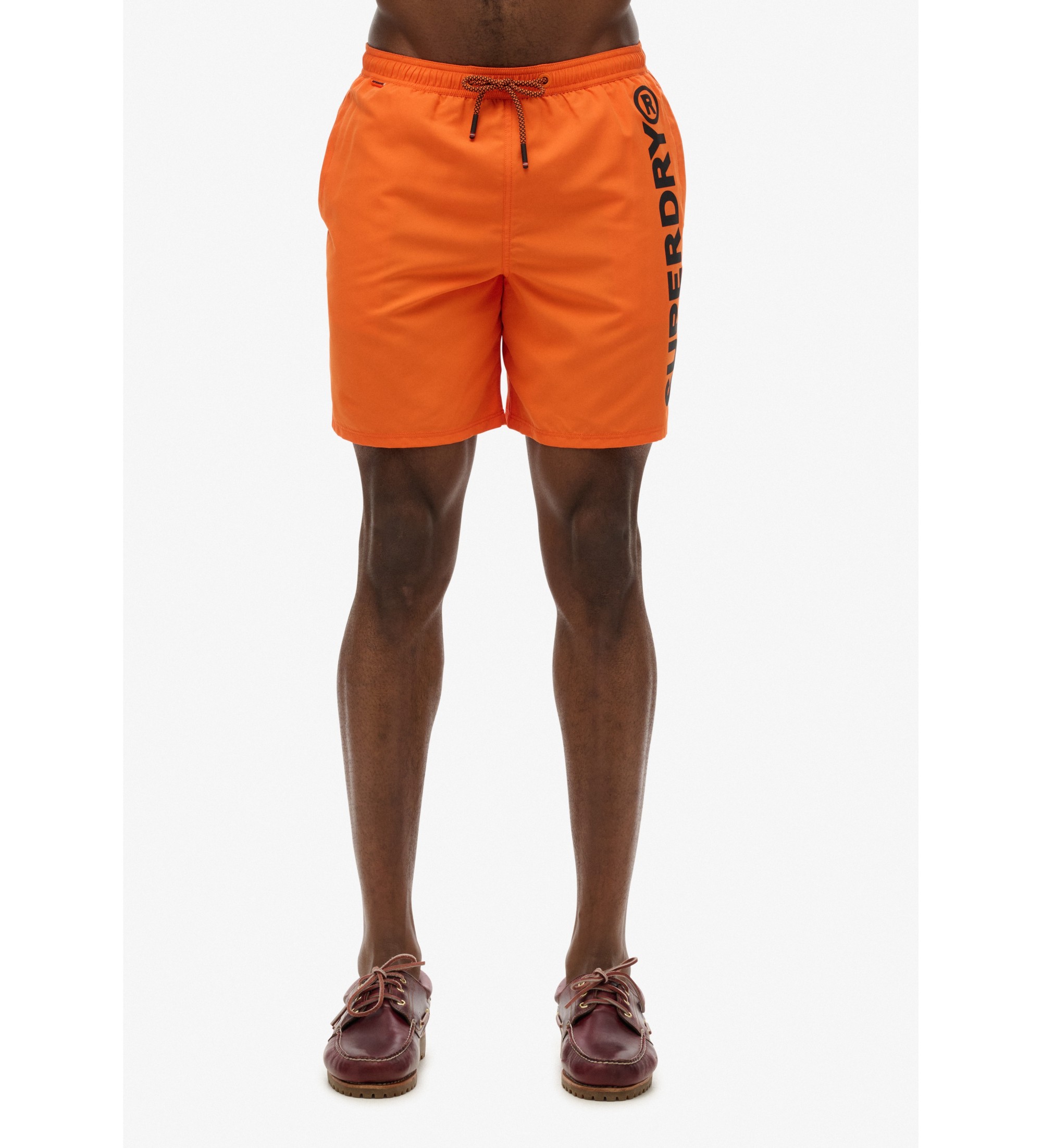 Superdry für Herren. M3010248A Badeanzug, 43,2 cm, mit orangefarbener Sportgrafik (M), Strandbekleidung, Recyceltes Polyester, Nachhaltig