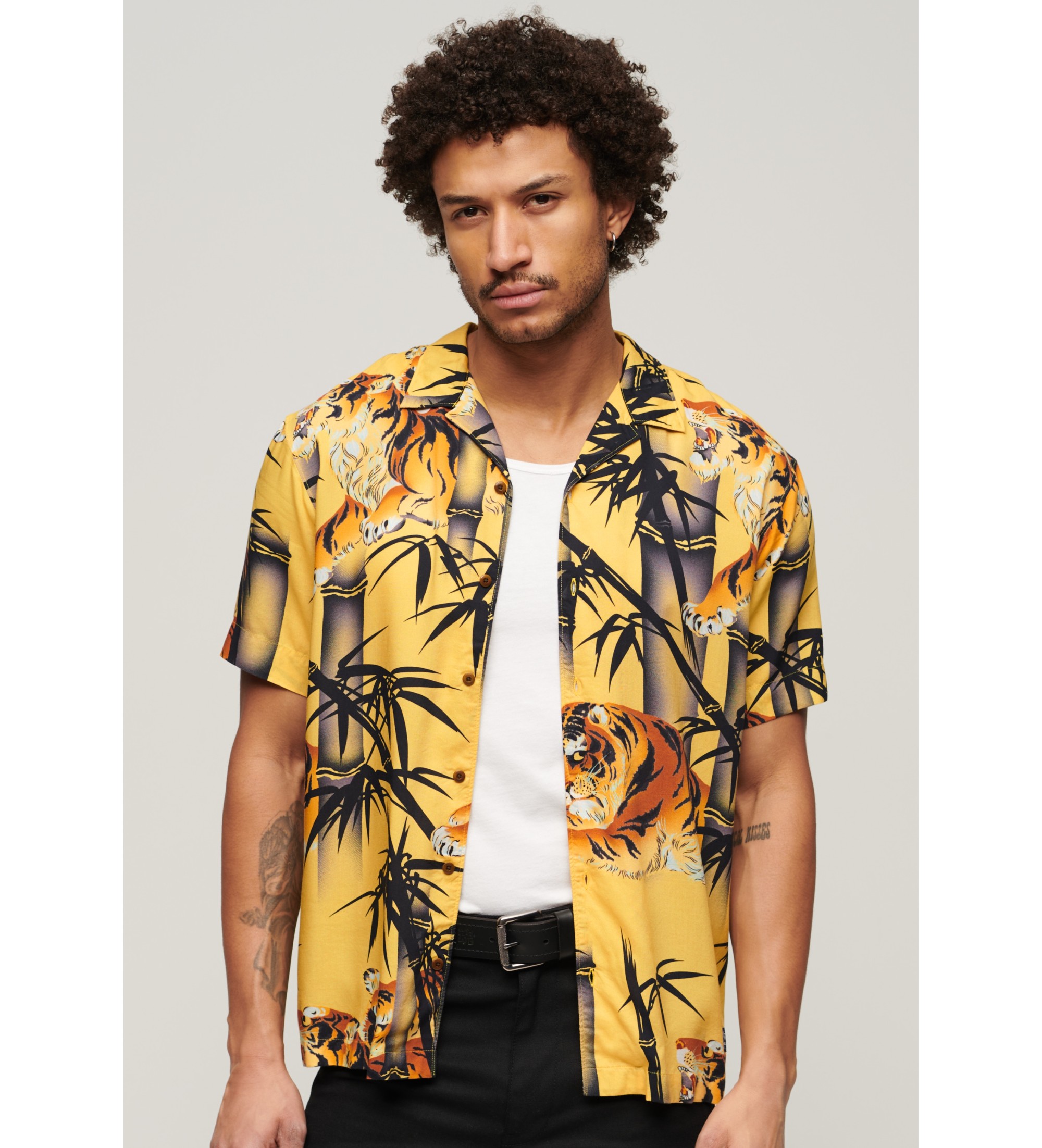 Superdry für Herren. M4010740A Hawaii-Resort-Hemd gelb (L), Lässig, Baumwolle, Kurzarm