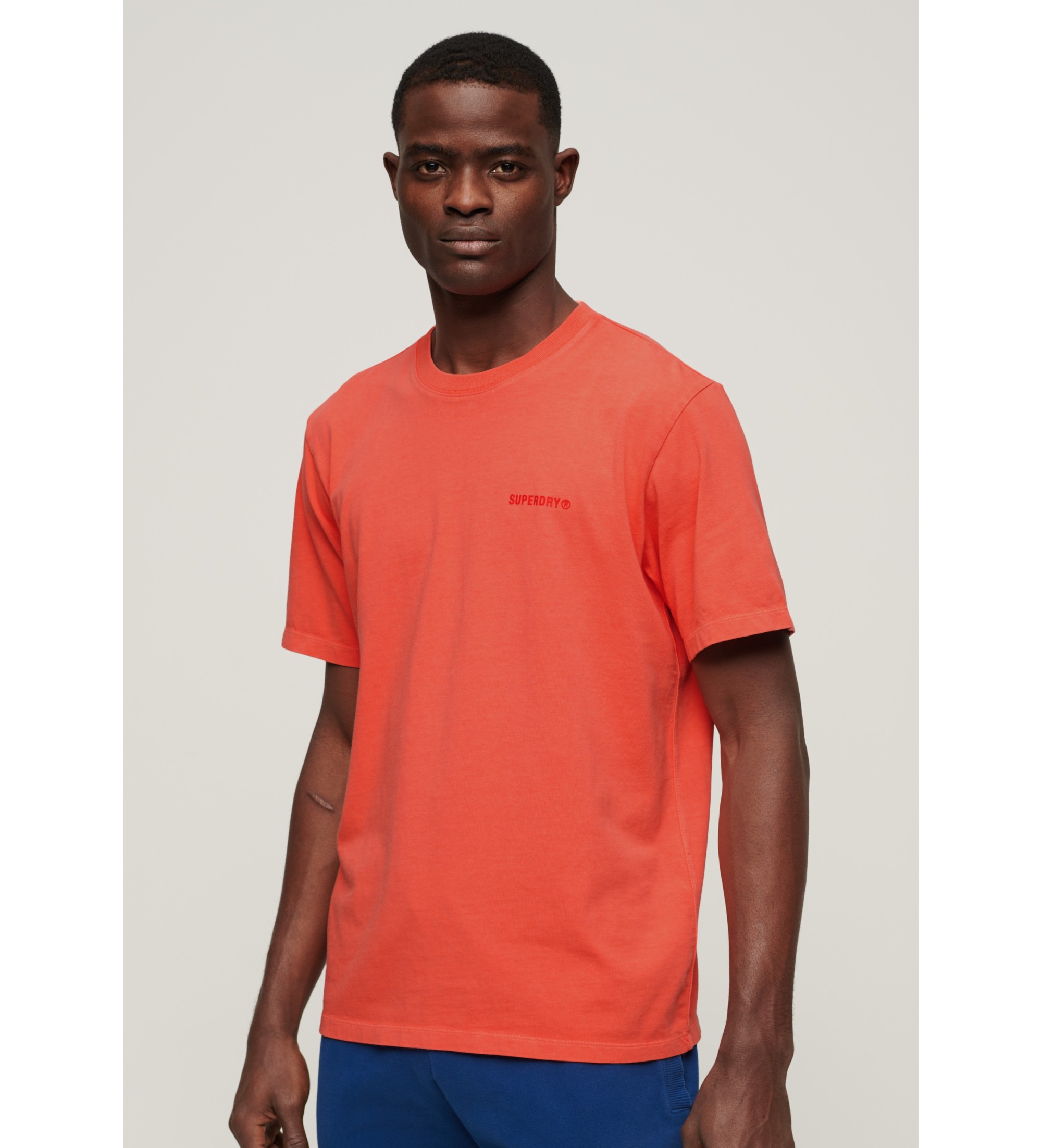 Superdry für Herren. M6010810A Lockeres T-Shirt mit rot überfärbtem Logo (M), Lässig, Baumwolle, Kurzarm
