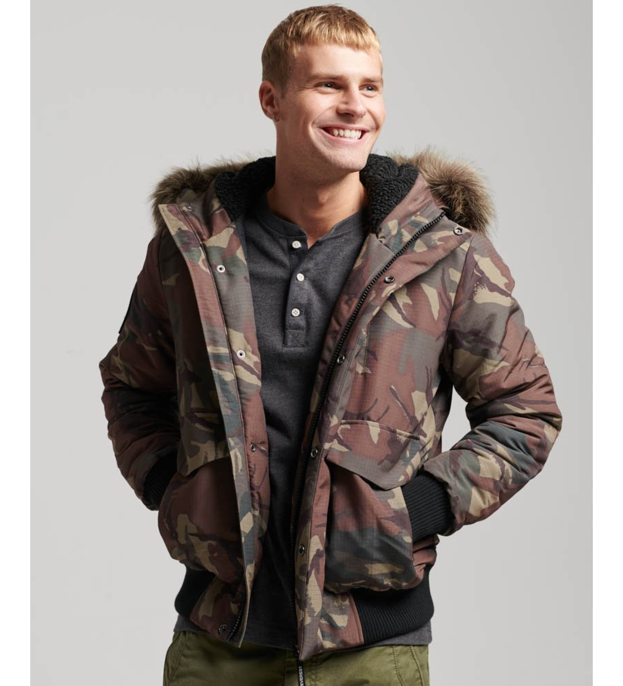 Superdry für Herren. M5011742A Everest camouflage gesteppte Bomberjacke mit Kapuze (S), Lässig, Polyester