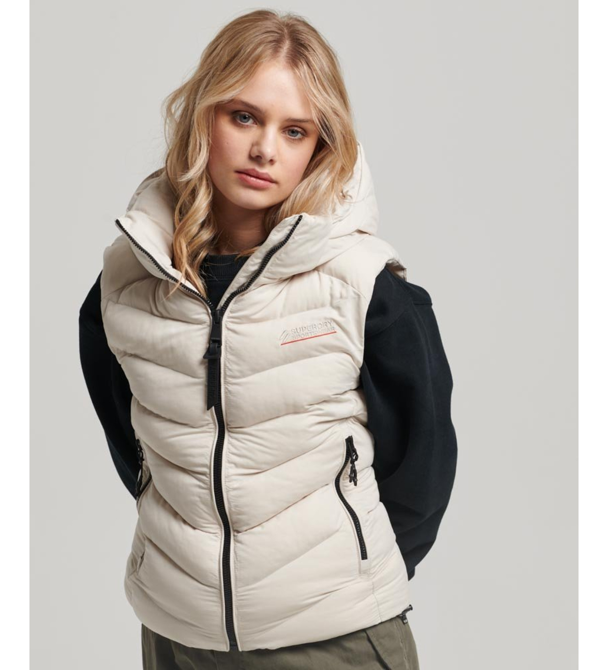 Superdry für Damen. W5011560A Steppweste aus Mikrofaser mit beiger Kapuze (M), Lässig, Recyceltes Polyester, Nachhaltig