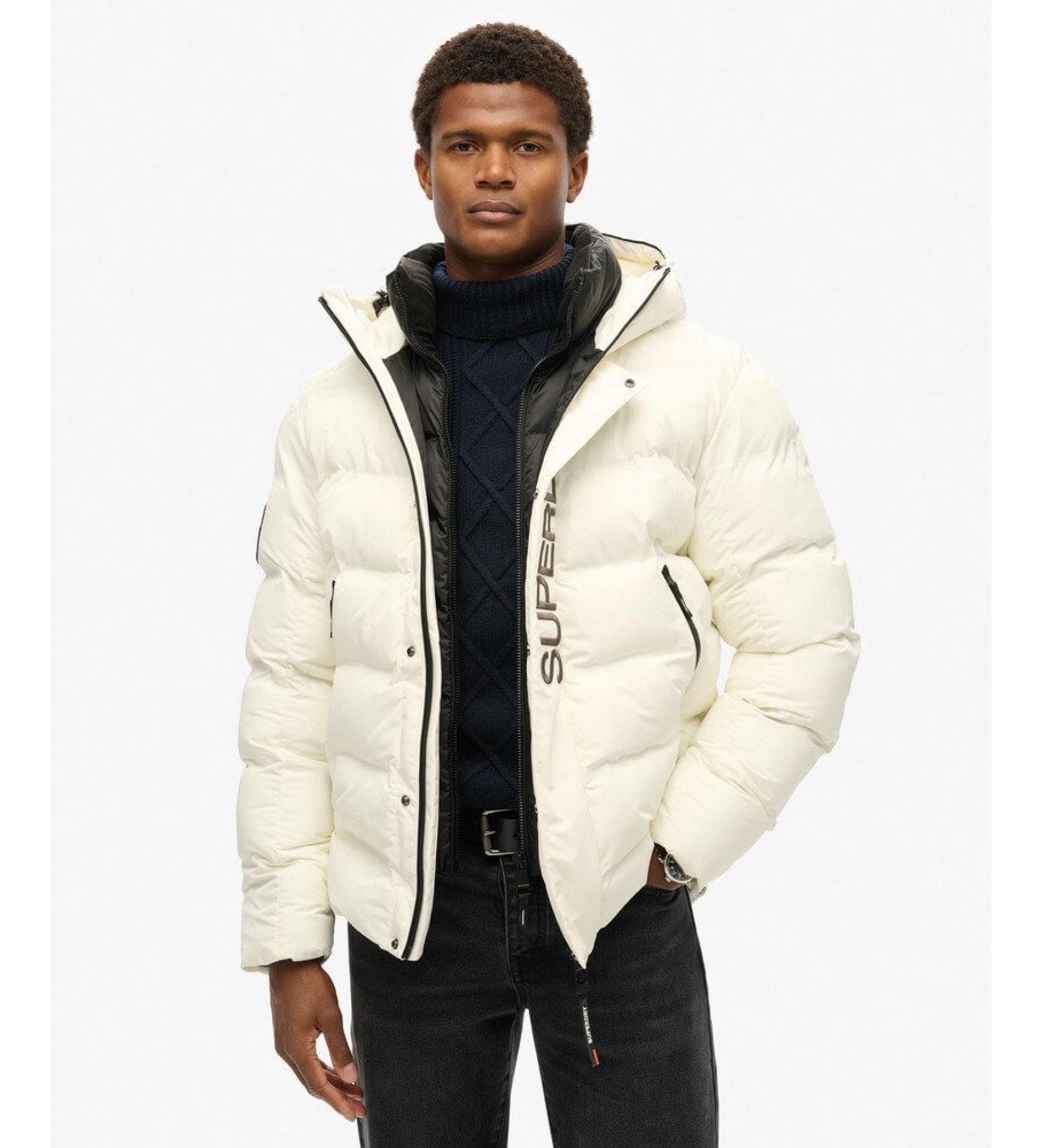 Superdry für Herren. M5011902A Steppjacke mit Kapuze und weißer Stadtgrafik (L), Lässig, Recyceltes Polyester, Nachhaltig