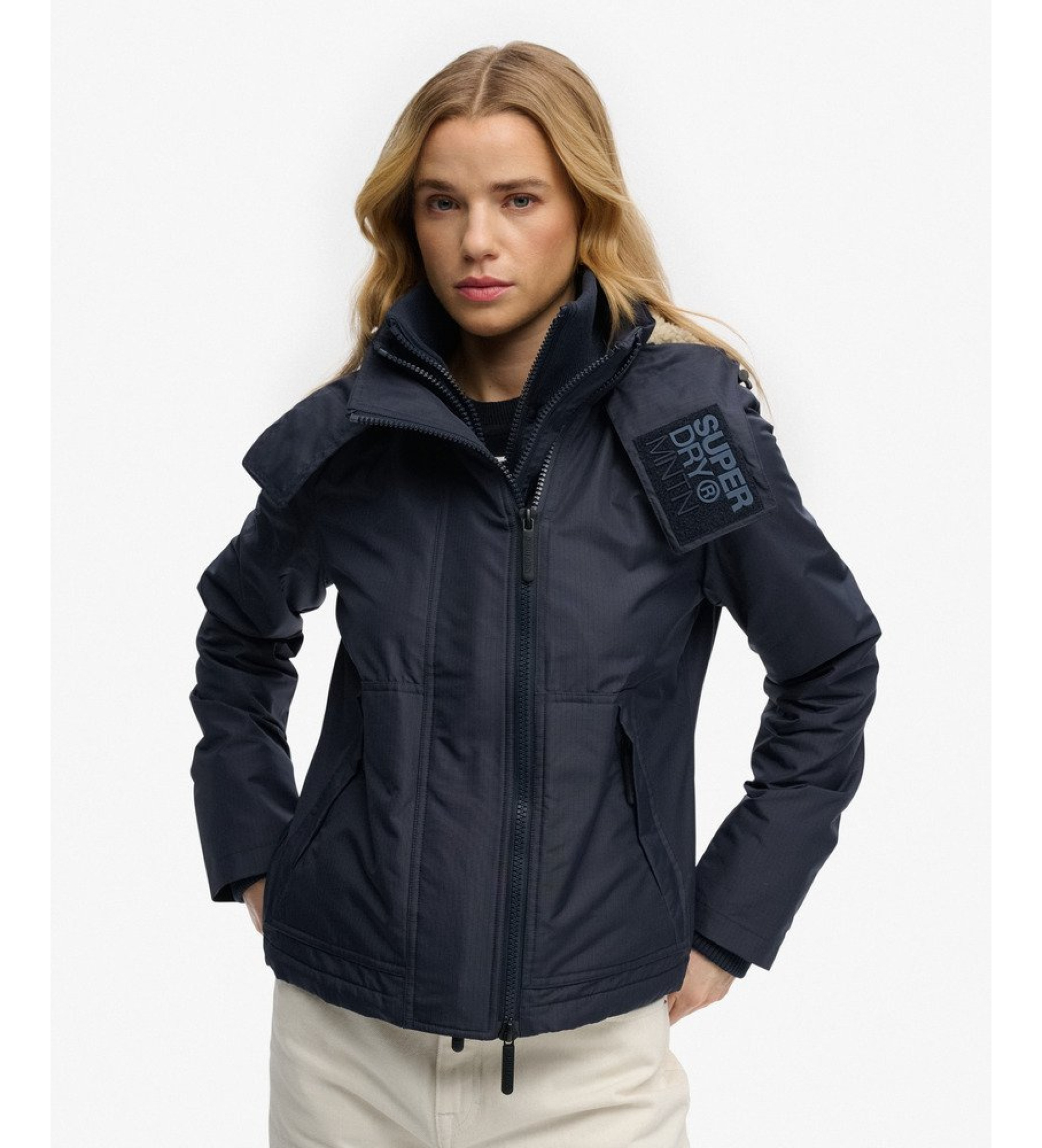 Superdry für Damen. W5012174A Arktische Windjacke mit Kapuze marineblau (S), Lässig, Sportlich, Polyester