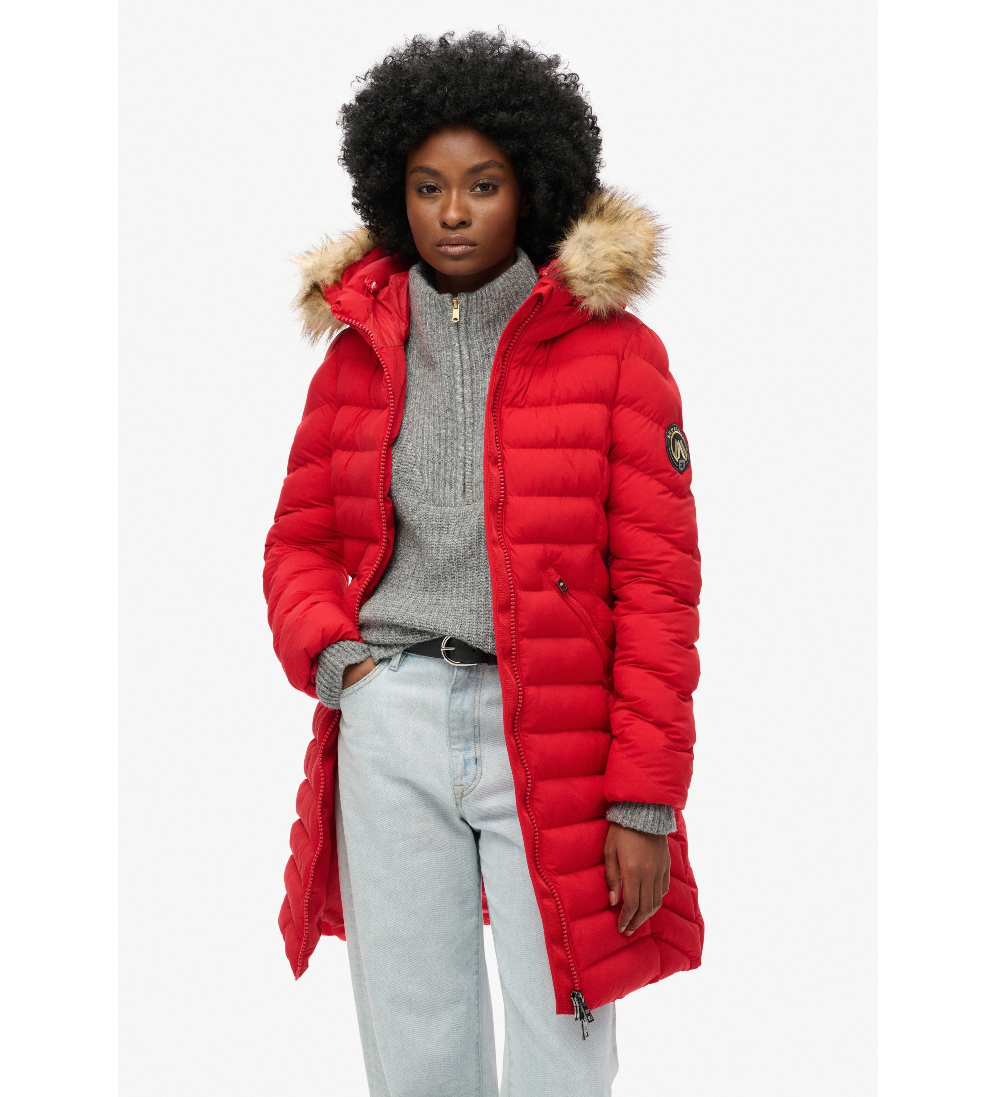 Superdry für Damen. W5011789A Mittellanger Mantel mit Kapuze und Kunstfellbesatz Fuji rot (XS), Lässig, Recyceltes Polyester, Nachhaltig