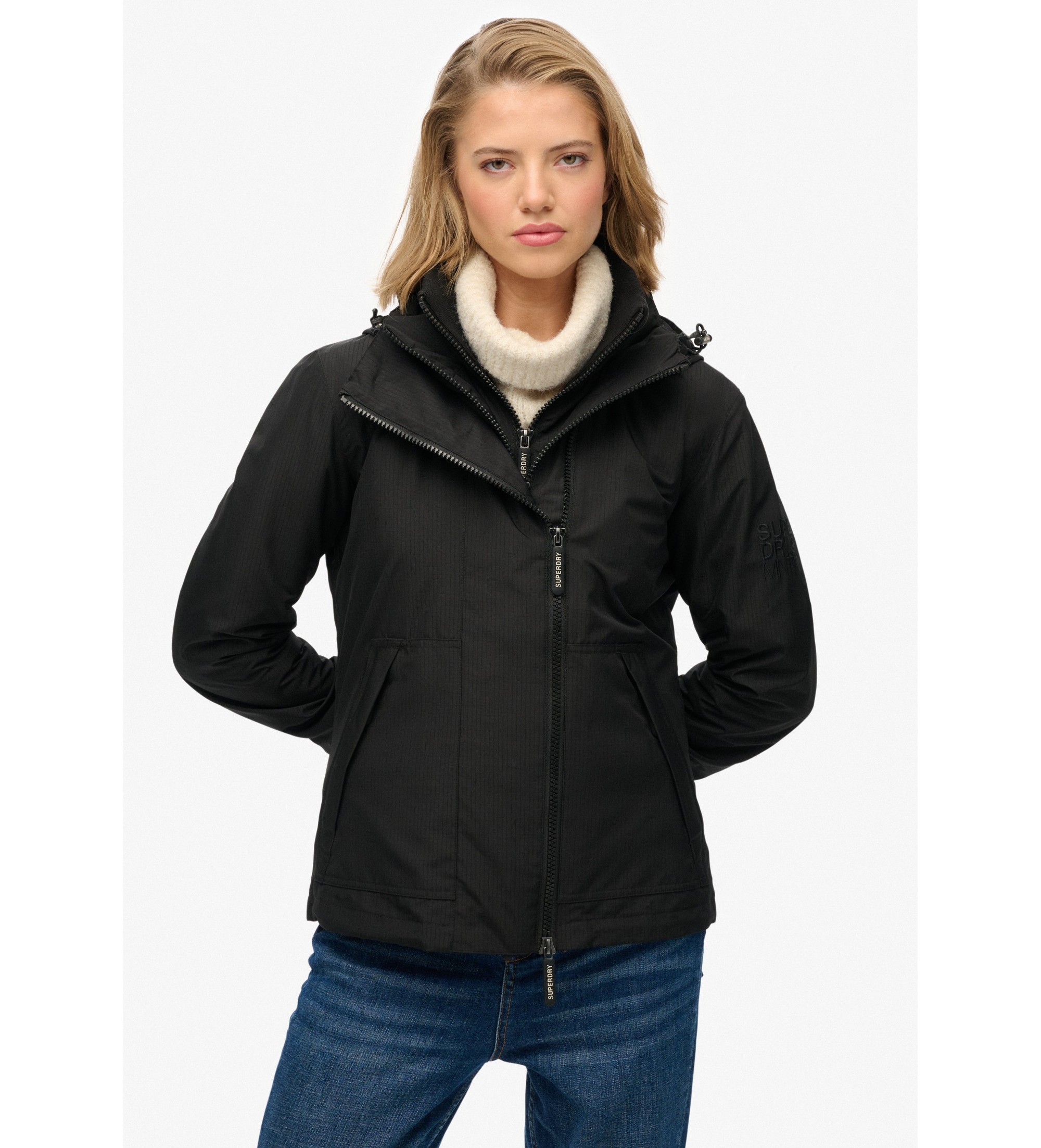 Superdry für Damen. W5012071A Mtn Windbreaker Jacke mit Kapuze schwarz (M), Lässig, Recyceltes Polyester