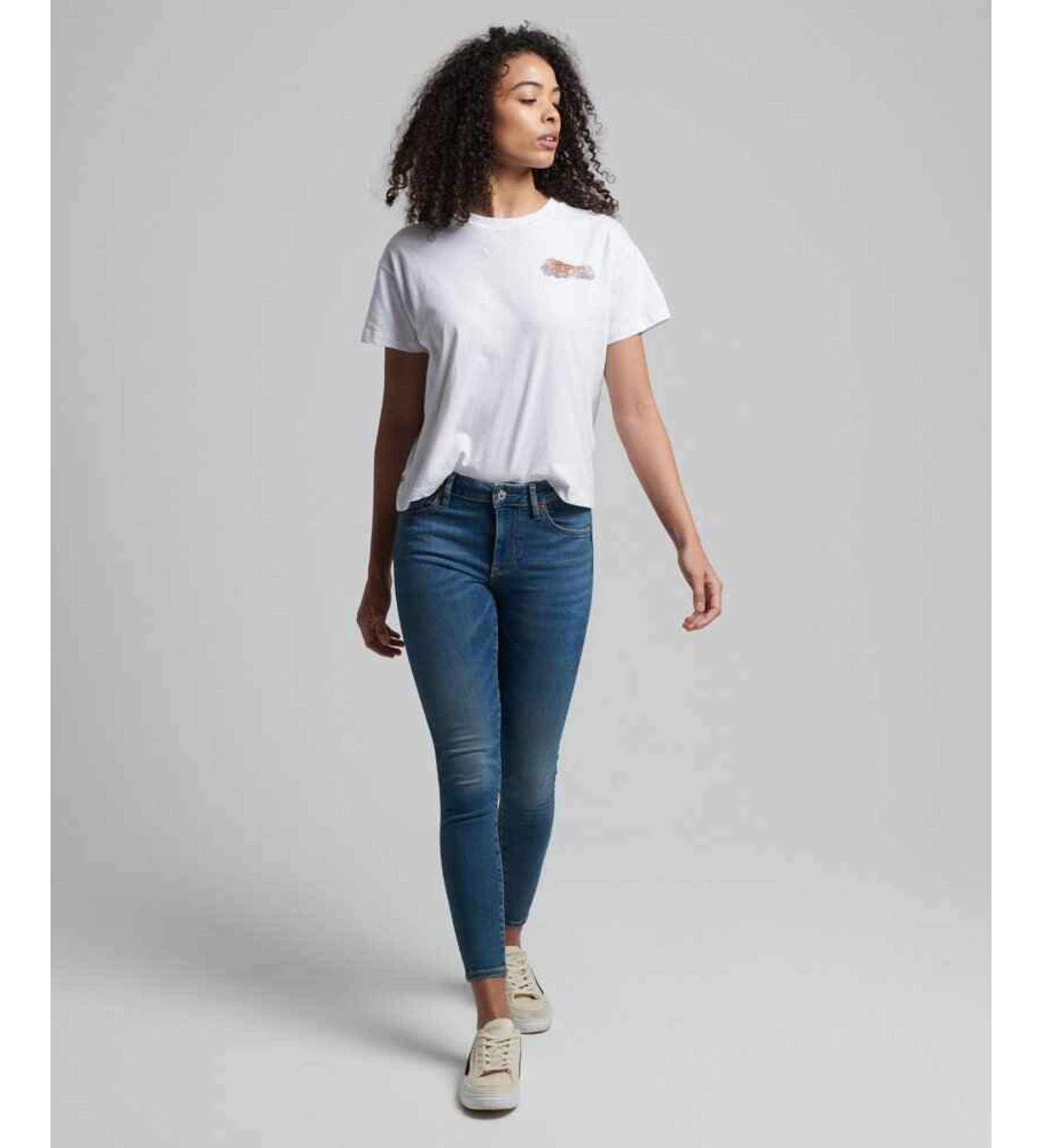 Superdry für Damen. W7010798A Mid-Rise-Jeans aus Bio-Baumwolle Vintage blau (26/30), Lässig, Denim, Nachhaltig