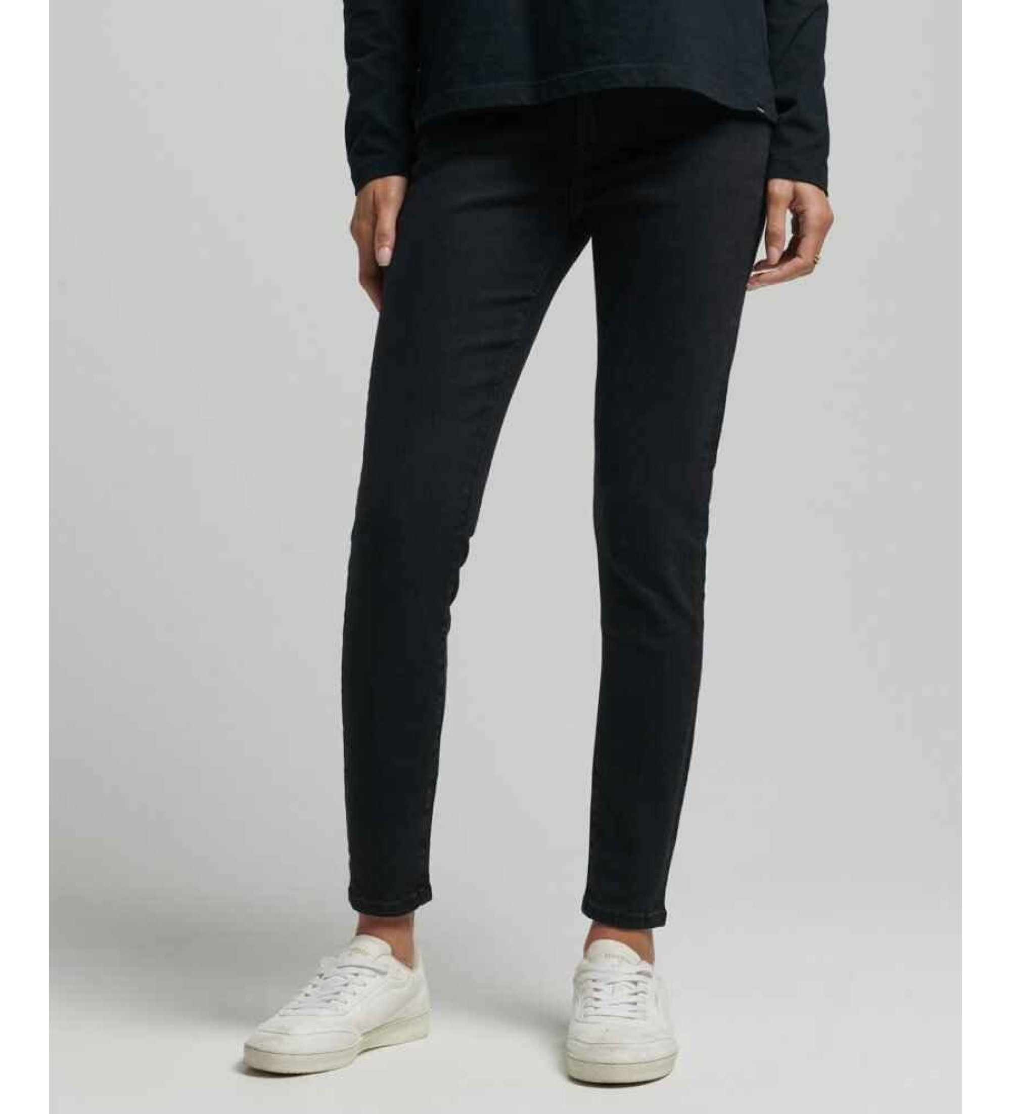 Superdry für Damen. W7010798A Mid-Rise-Jeans aus Bio-Baumwolle Vintage schwarz (24/30), Lässig, Denim, Nachhaltig