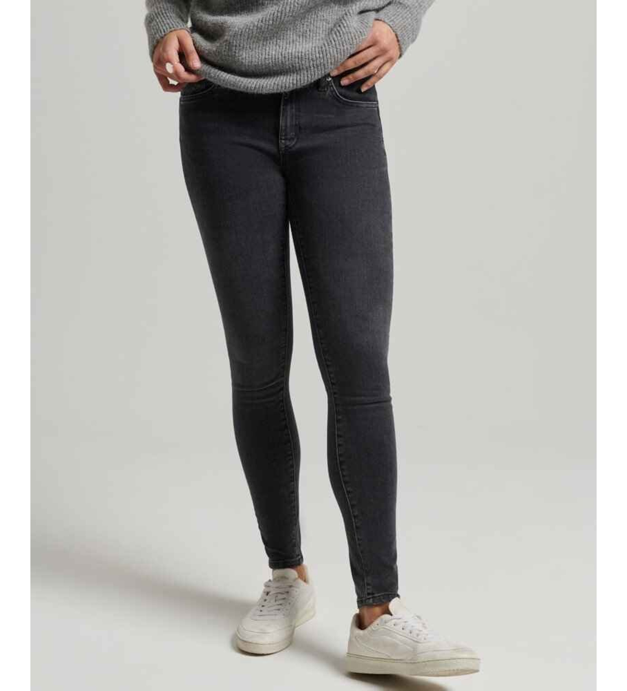 Superdry für Damen. W7010798A Mid-Rise-Jeans aus Bio-Baumwolle Vintage schwarz (24/30), Lässig, Denim, Nachhaltig