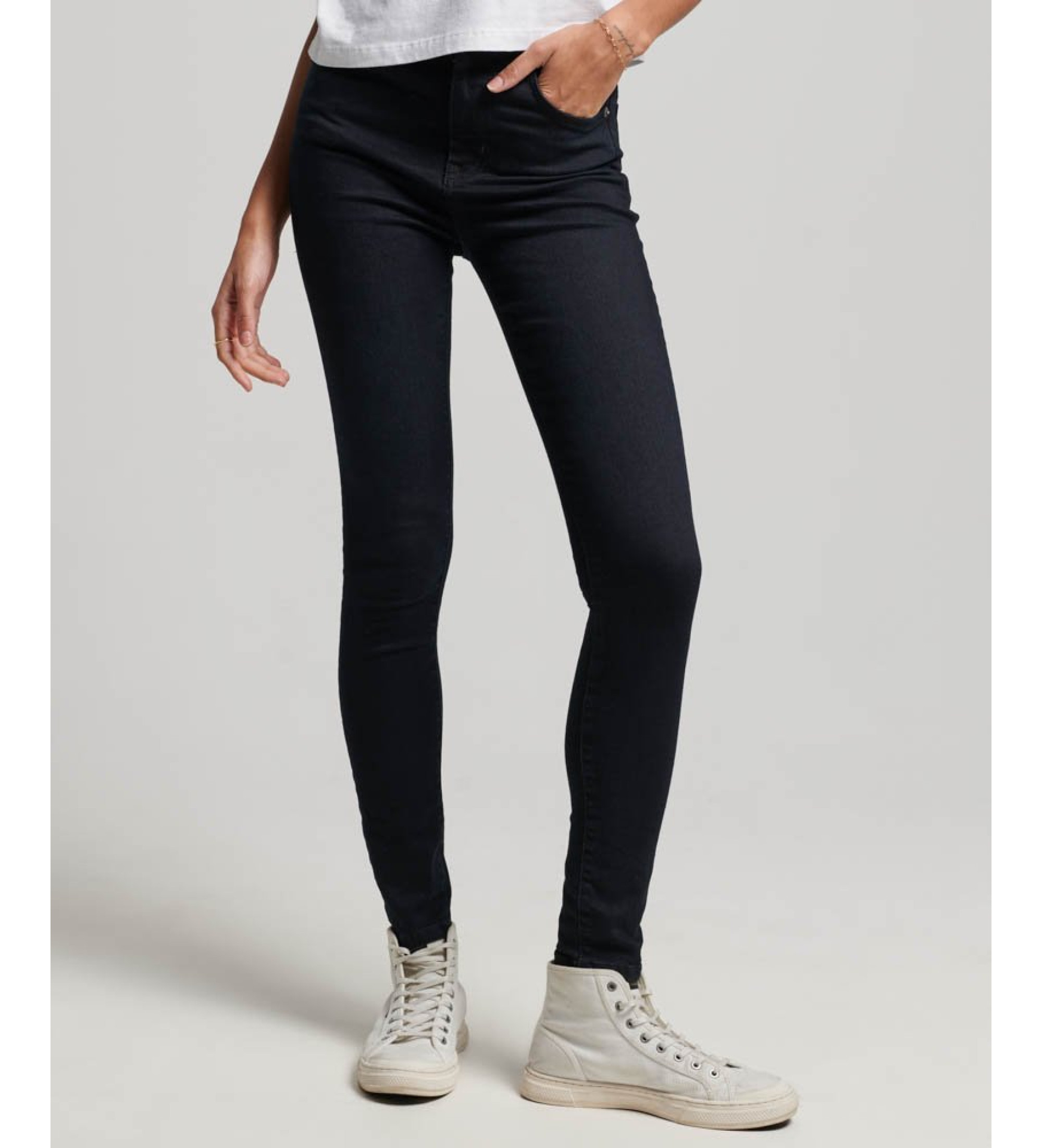 Superdry für Damen. W7010796A Skinny-Jeans mit hoher Taille aus Bio-Baumwolle schwarz (26/30), Denim, Polyester, Nachhaltig