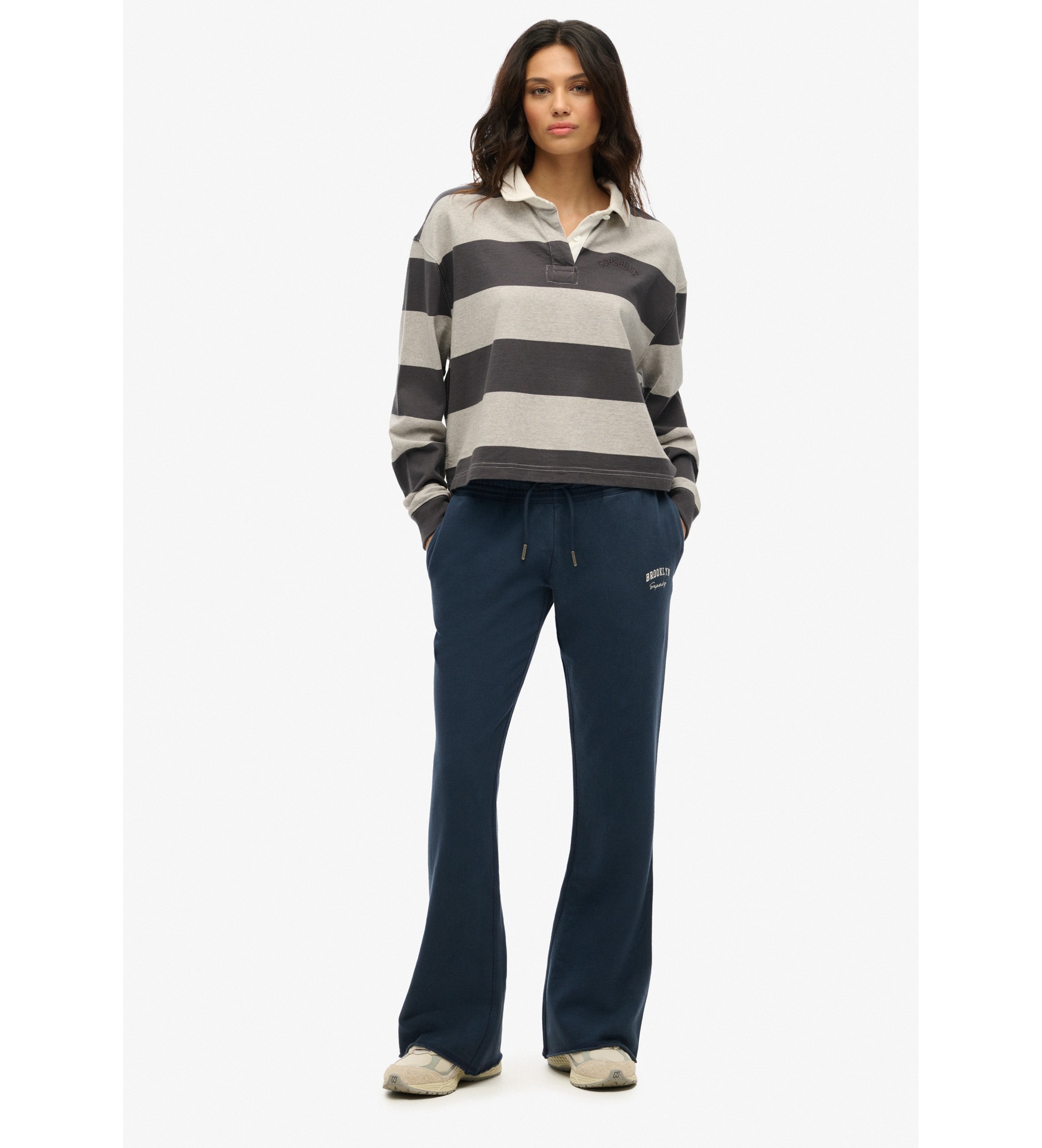 Superdry für Damen. W7011171A Athletic Essentials Marineblaue ausgestellte Jogginghose mit niedrigem Bund (M), Lässig, Baumwolle