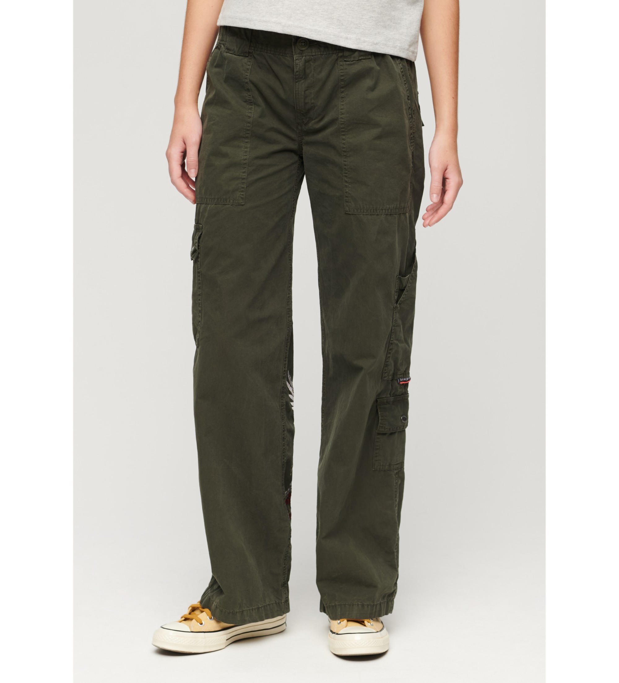 Superdry für Damen. W7011075A Niedrig geschnittene Cargohose mit grüner Stickerei (28), Lässig, Baumwolle