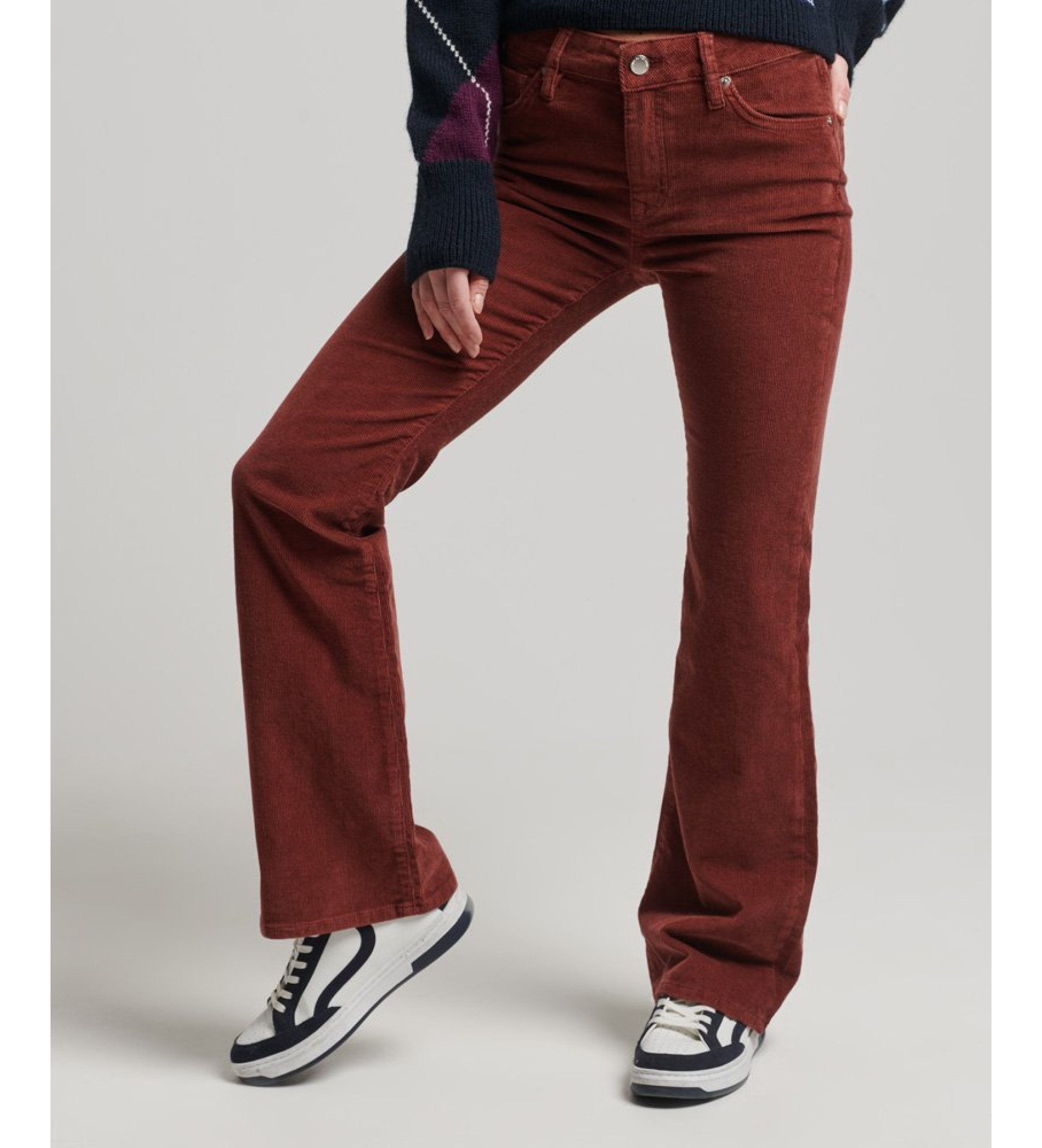 Superdry für Damen. W7010445A Kastanienbraune Mid-Rise-Skinny-Jeans aus Cord mit ausgestelltem Bein und mittlerer Leibhöhe (26/31), Lässig,